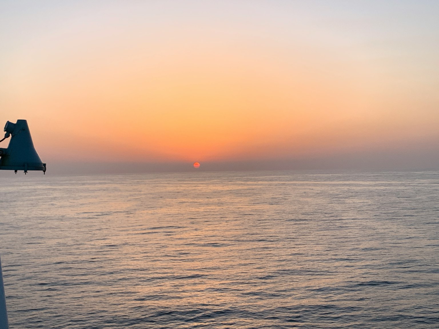 宁静海面上的美丽日落