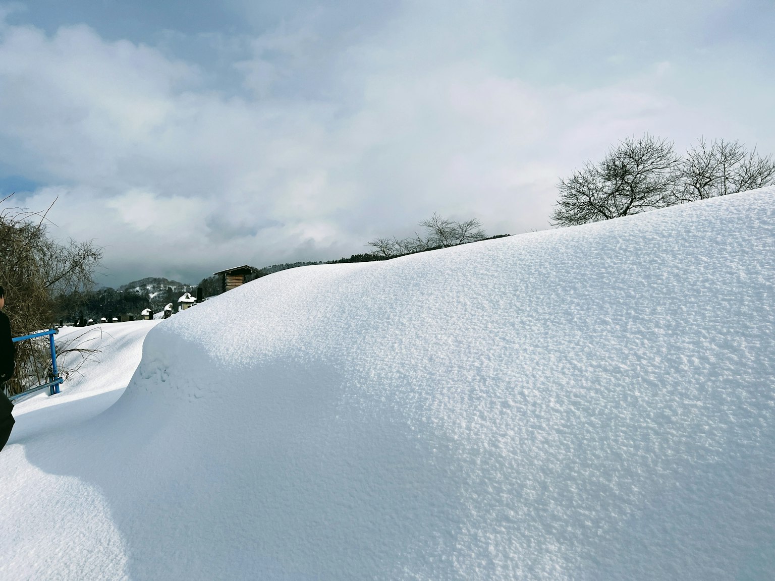 Paesaggio innevato con cielo blu