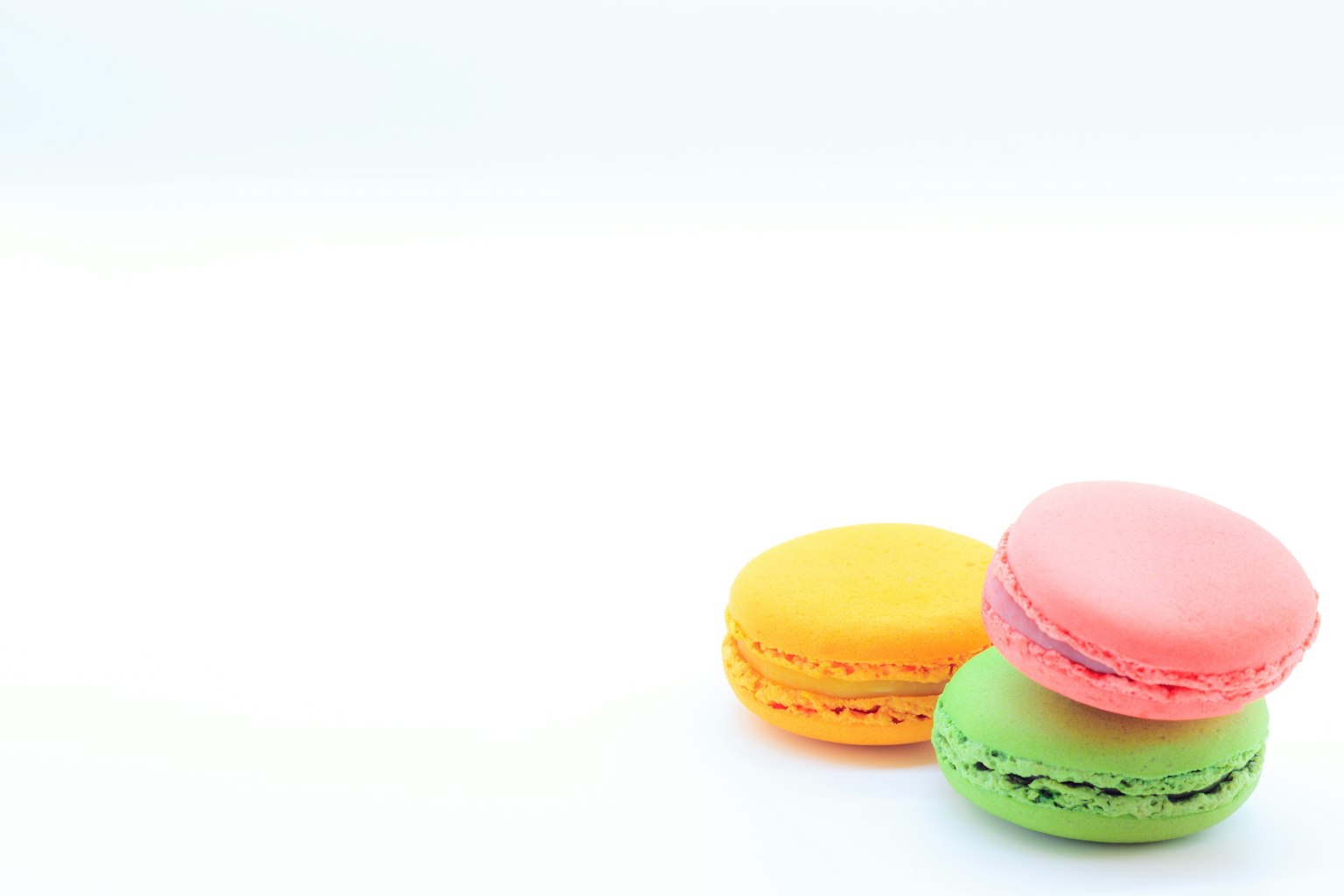Macarons coloridos sobre un fondo blanco