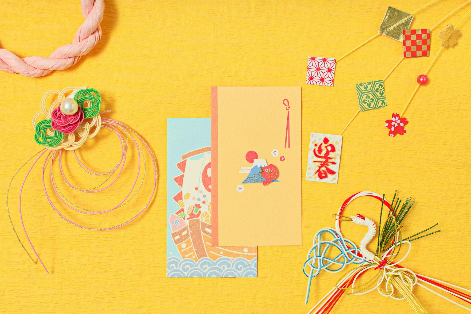 Các đồ trang trí Nhật Bản đầy màu sắc và thẻ được sắp xếp trên nền vàng sáng