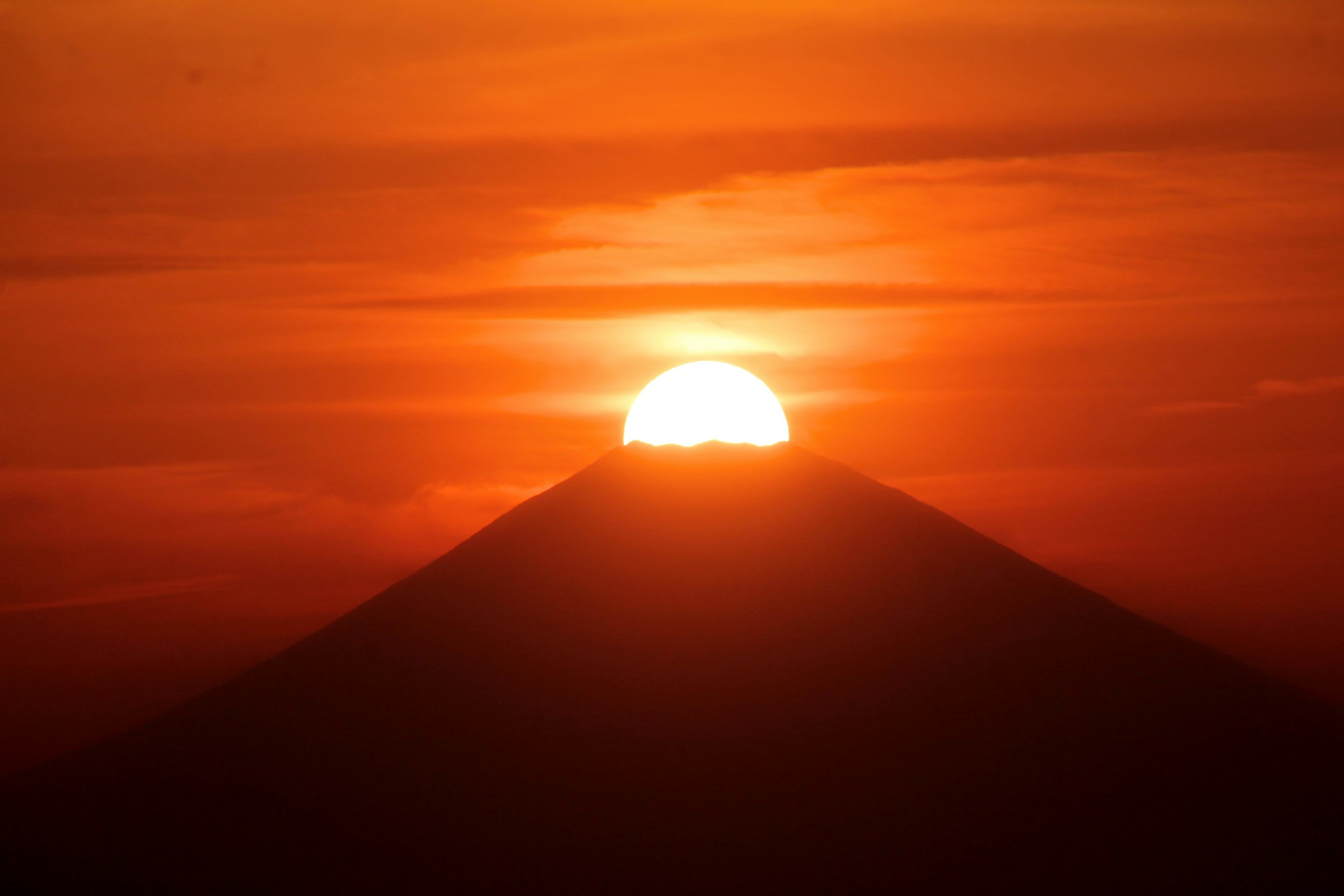 夕阳映照的富士山剪影