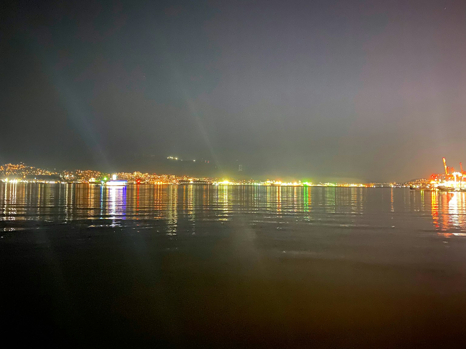 Reflets colorés de lumière sur l'eau la nuit
