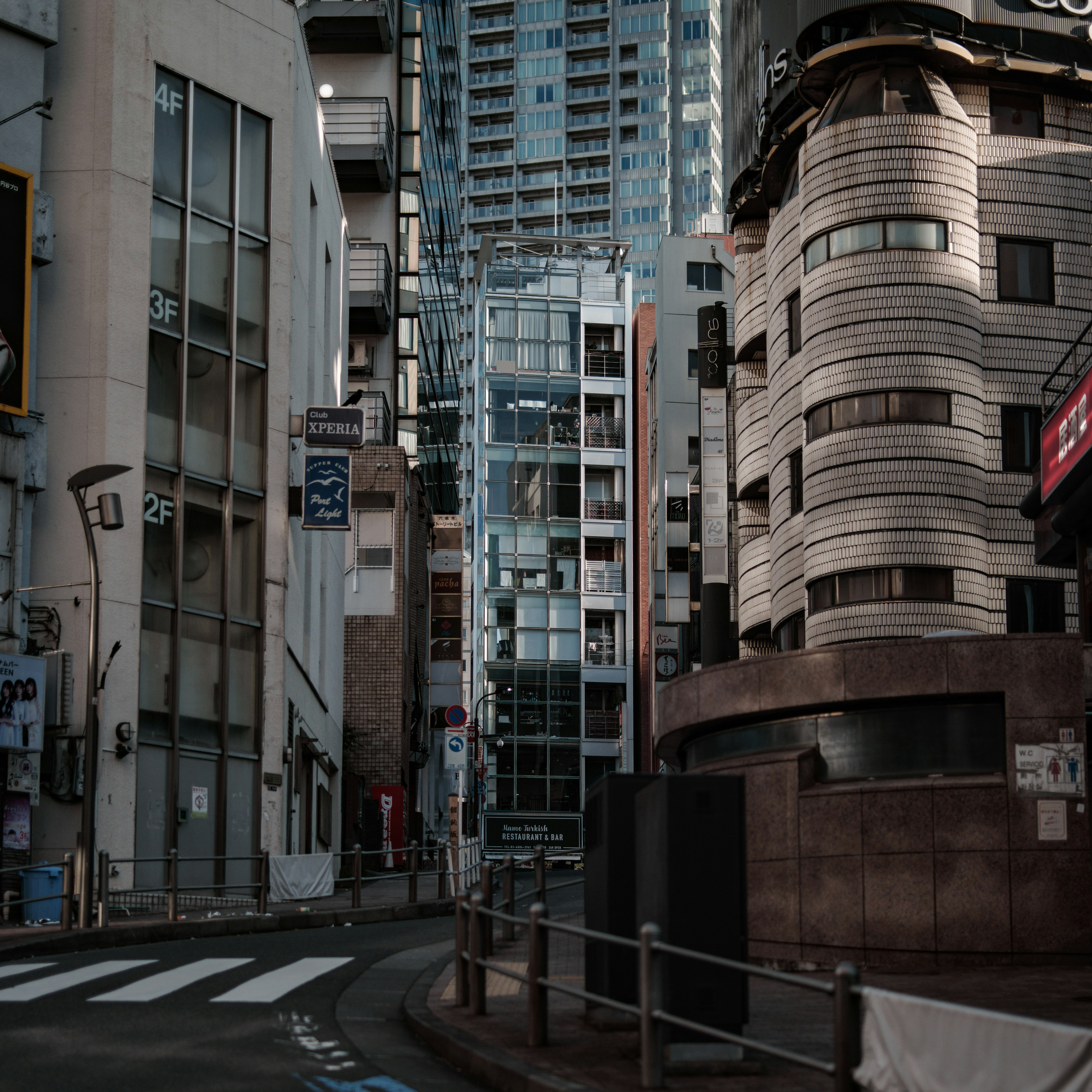 六本木の路地に面した高層ビル群と街並み