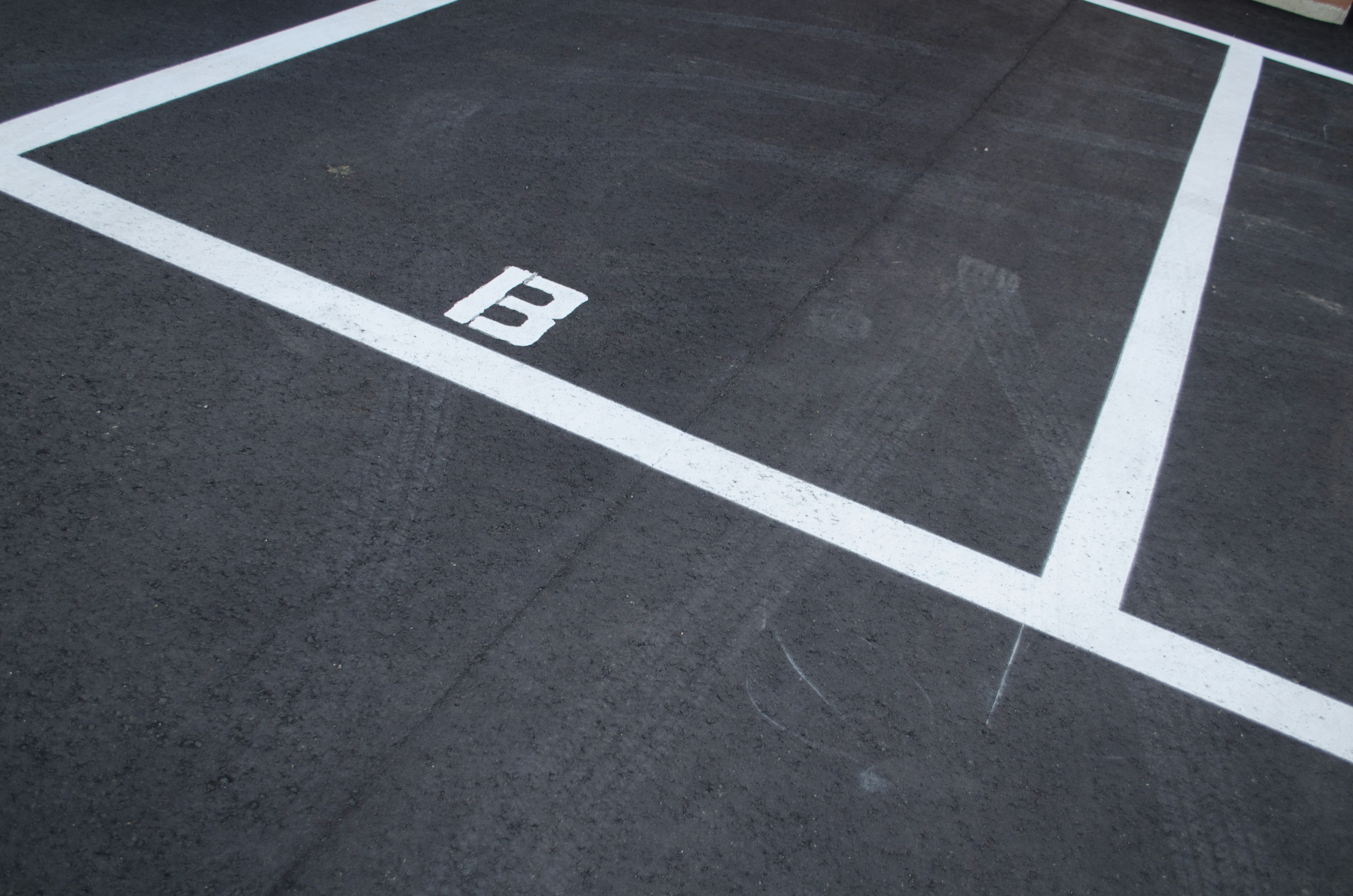白線の区画が描かれた道路の駐車スペース