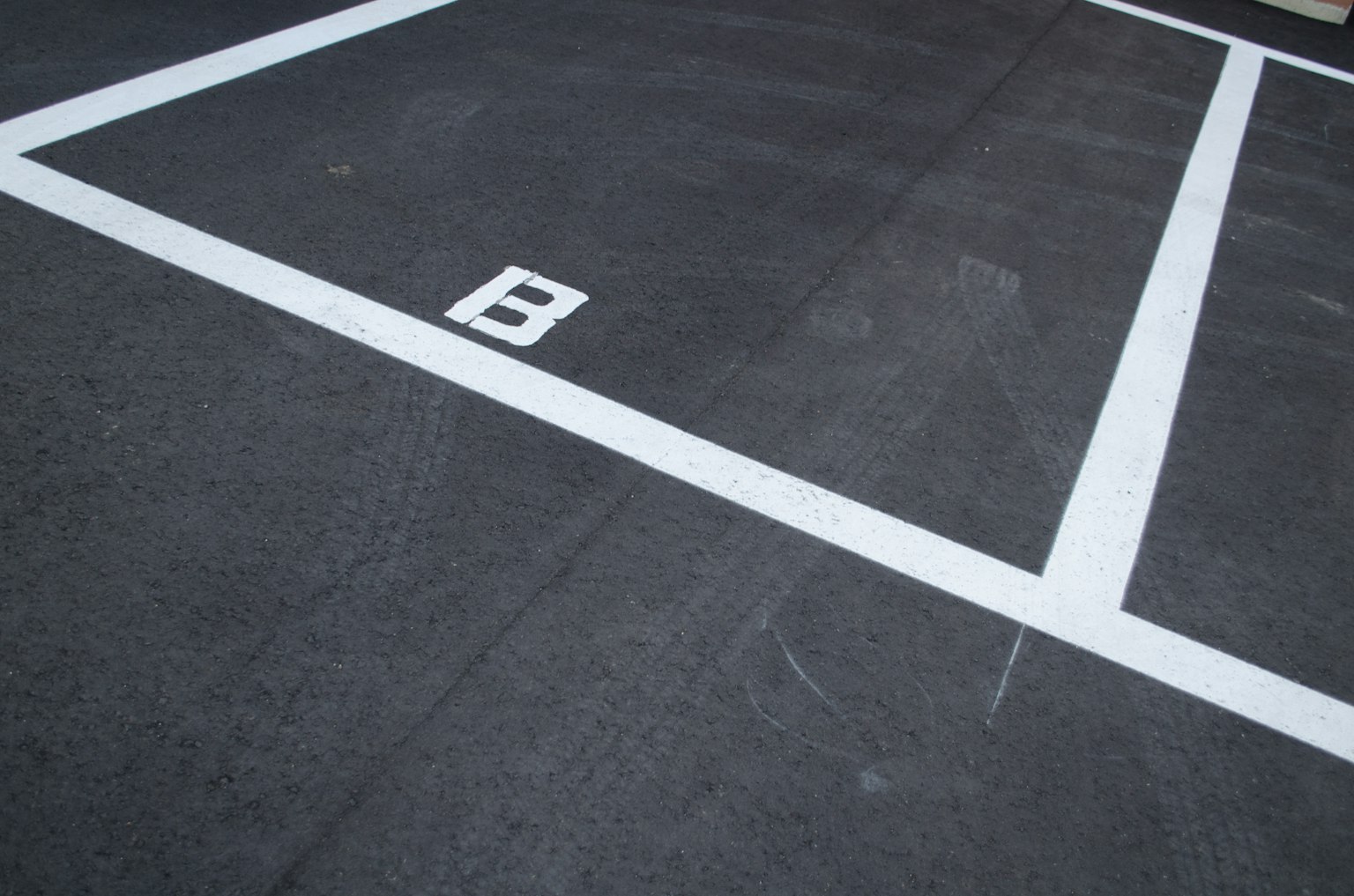 Espace de stationnement marqué avec une ligne blanche et la lettre B