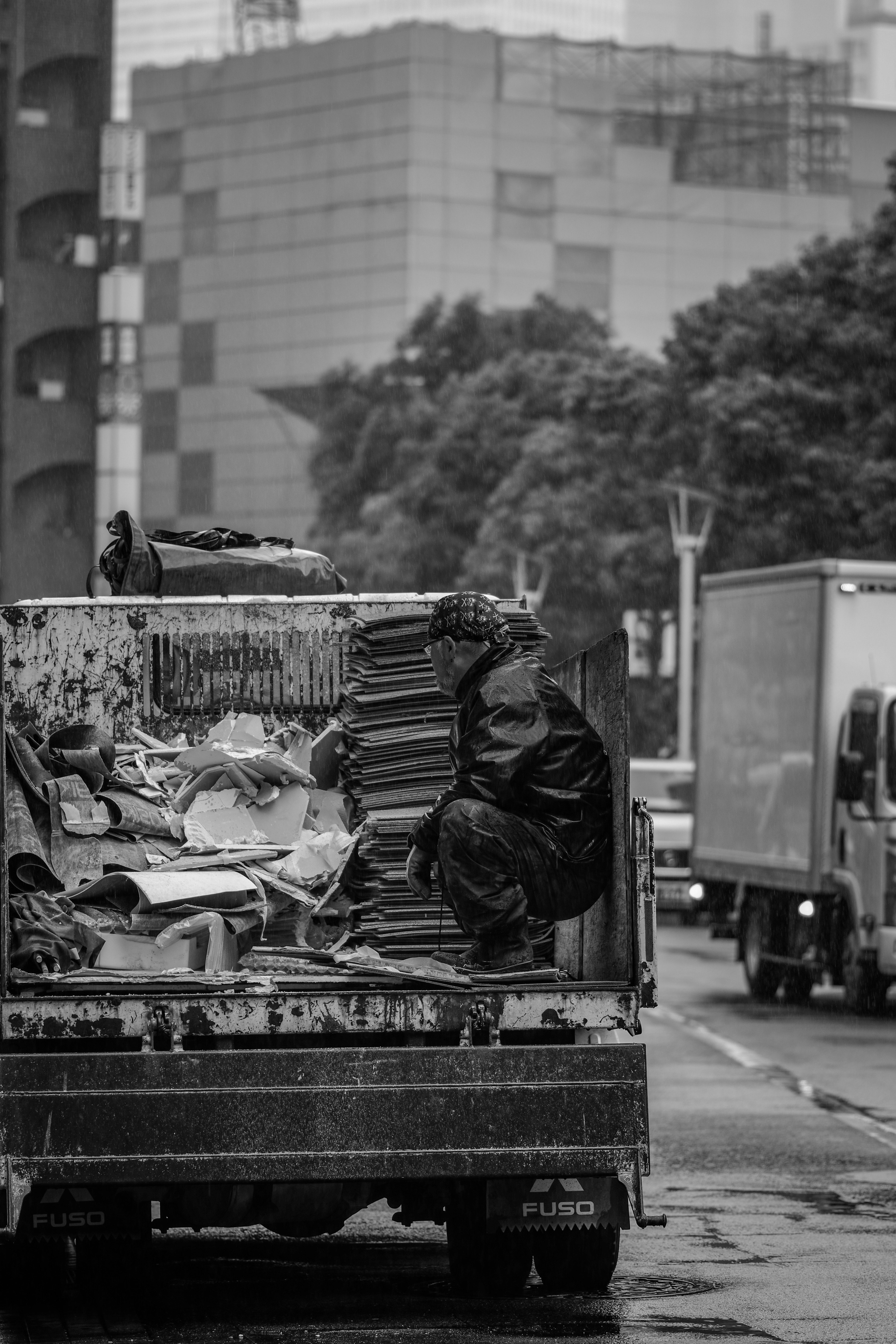 雨の街で改装工事中のトラックと資材
