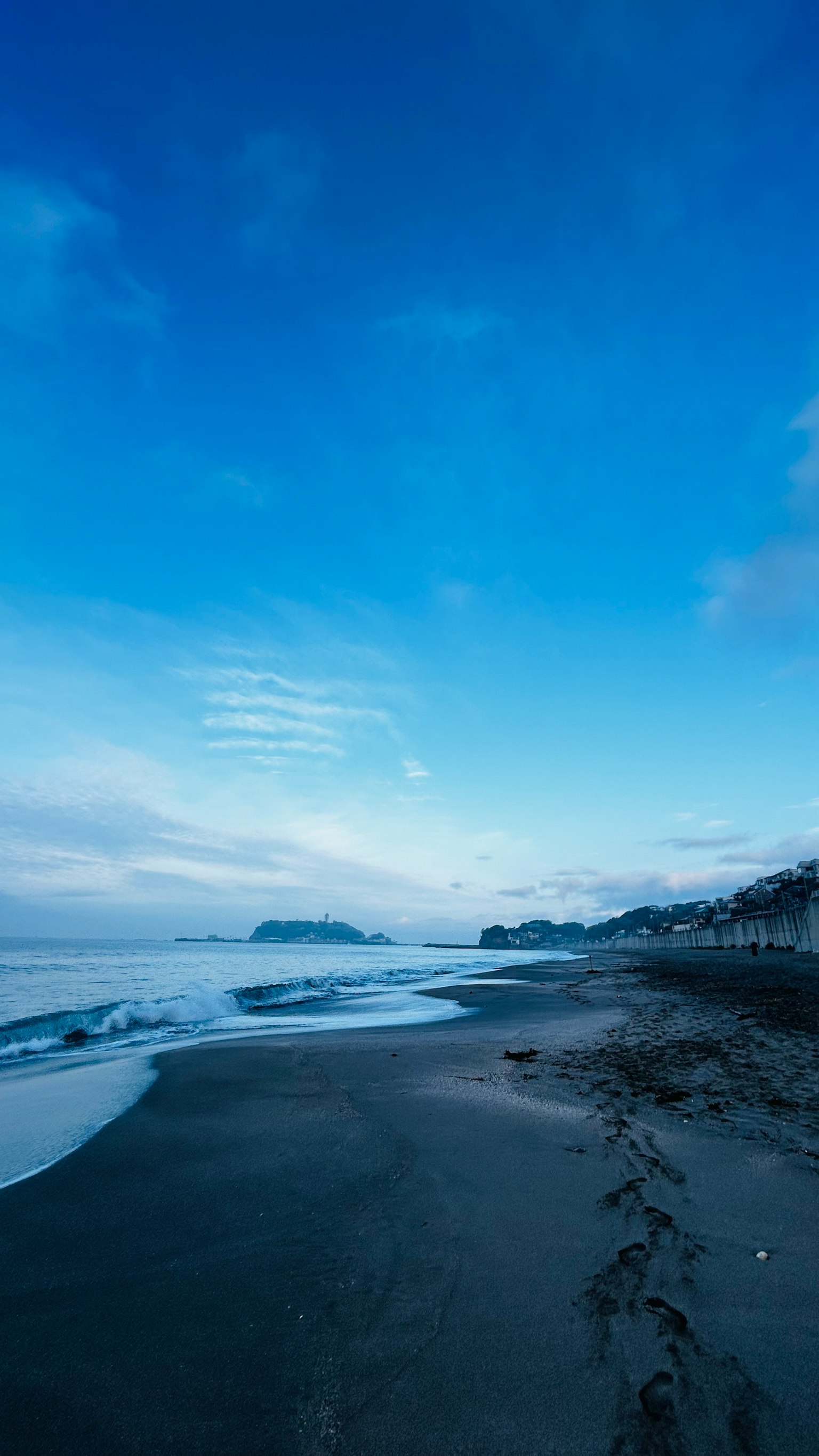 藍天和溫和海浪的寧靜海灘風景