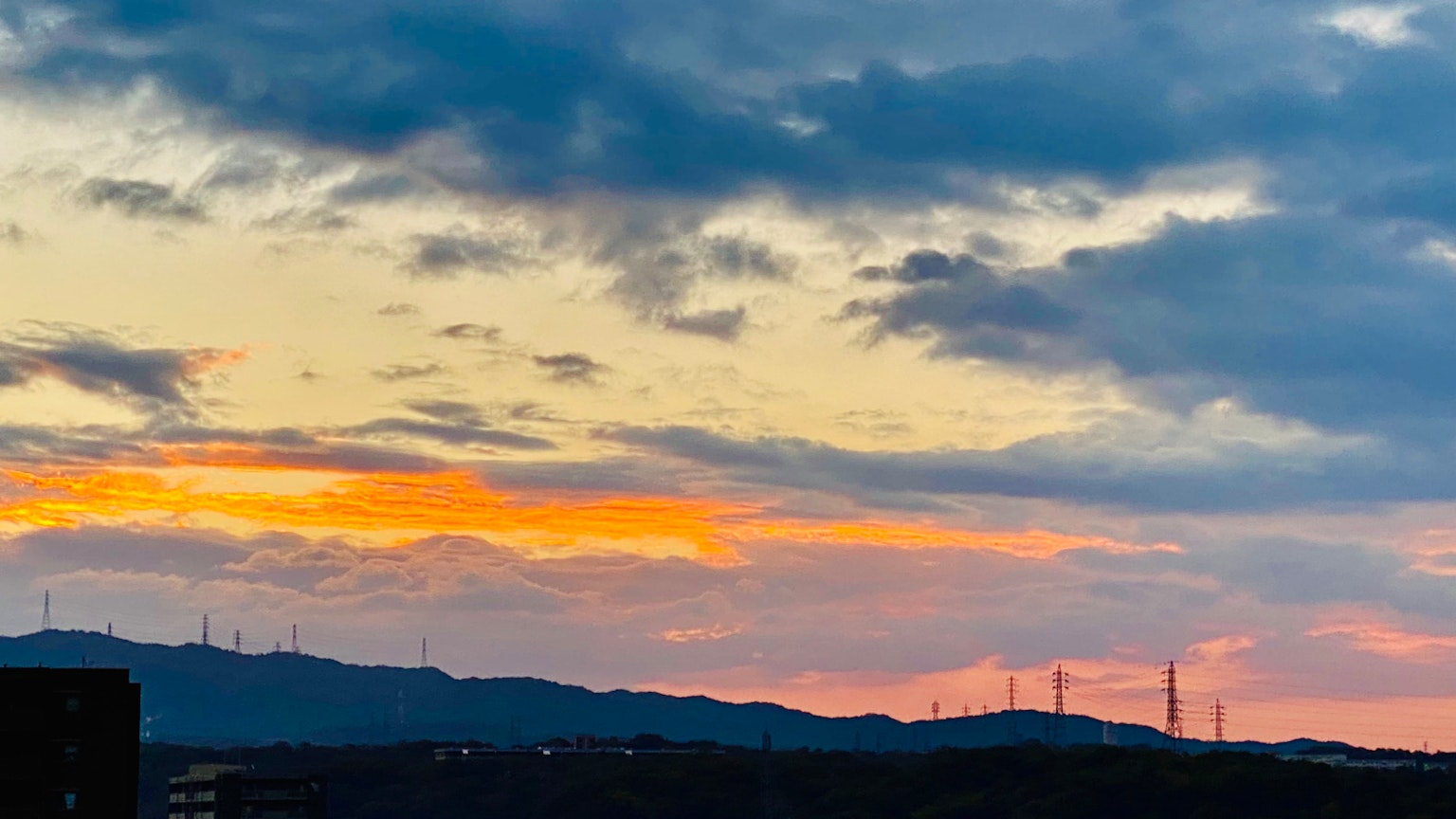 日落天空与山脉轮廓的风景