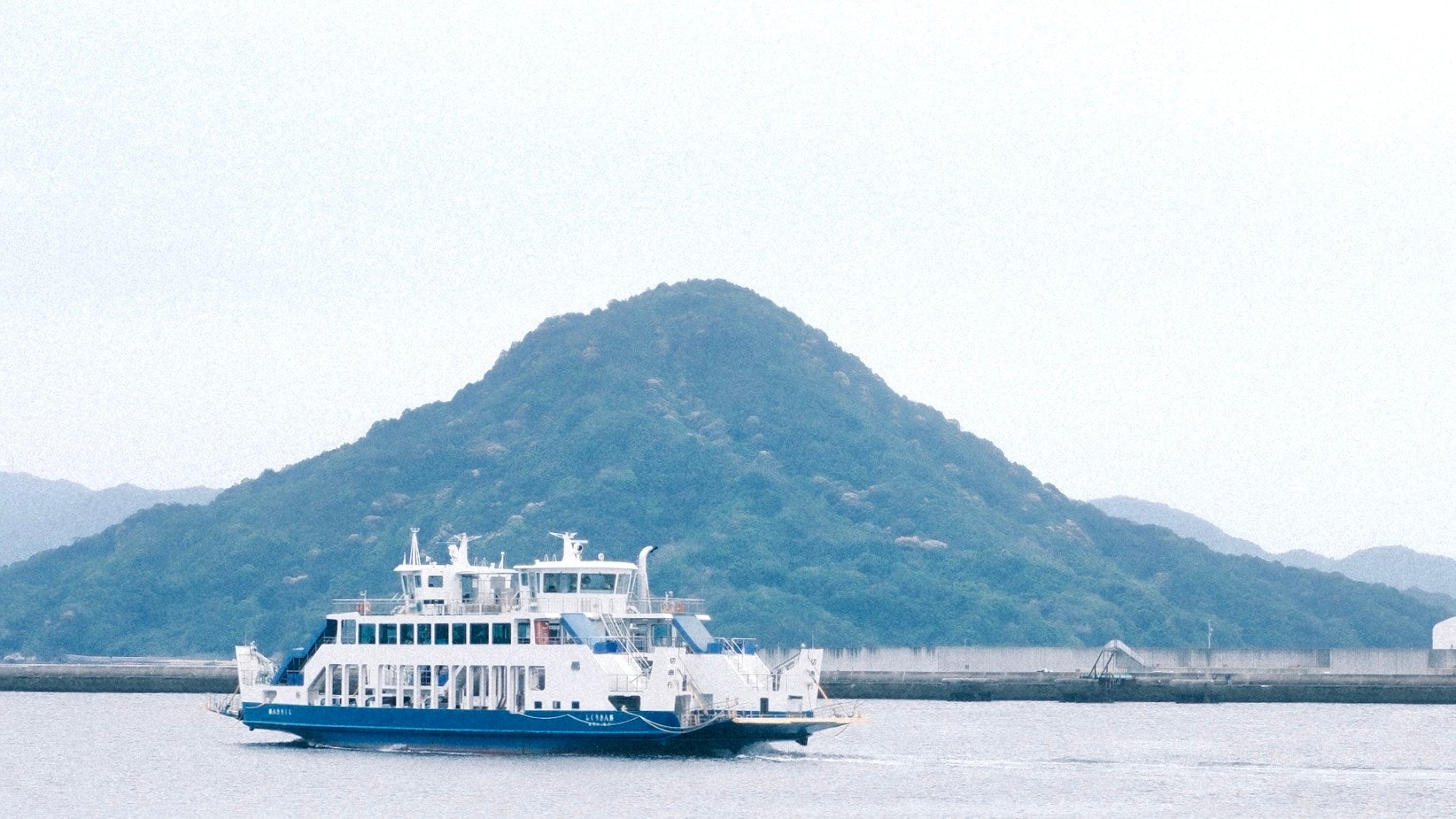 海上を進むフェリーと湾の風景