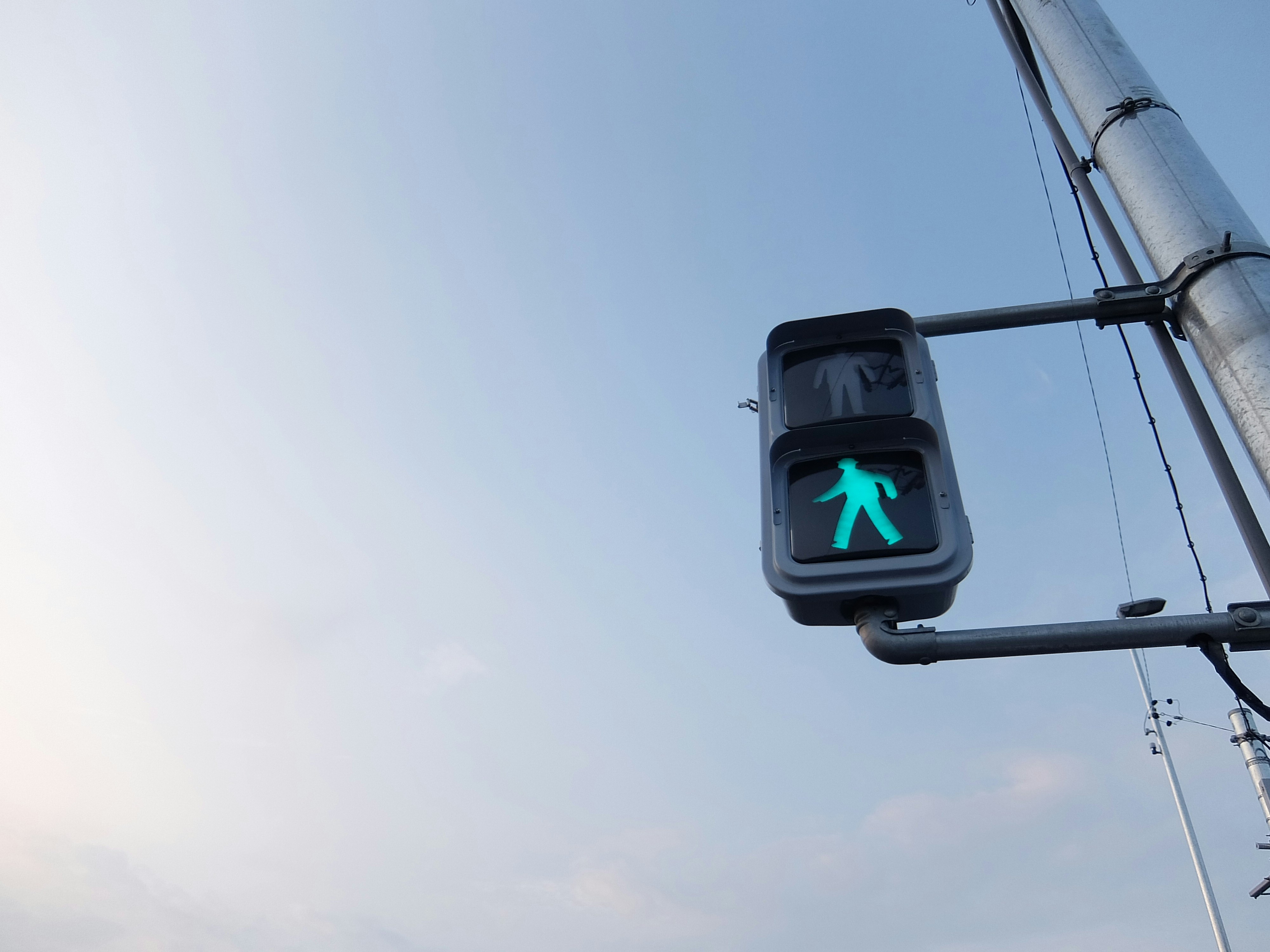 feu piéton sous un ciel bleu