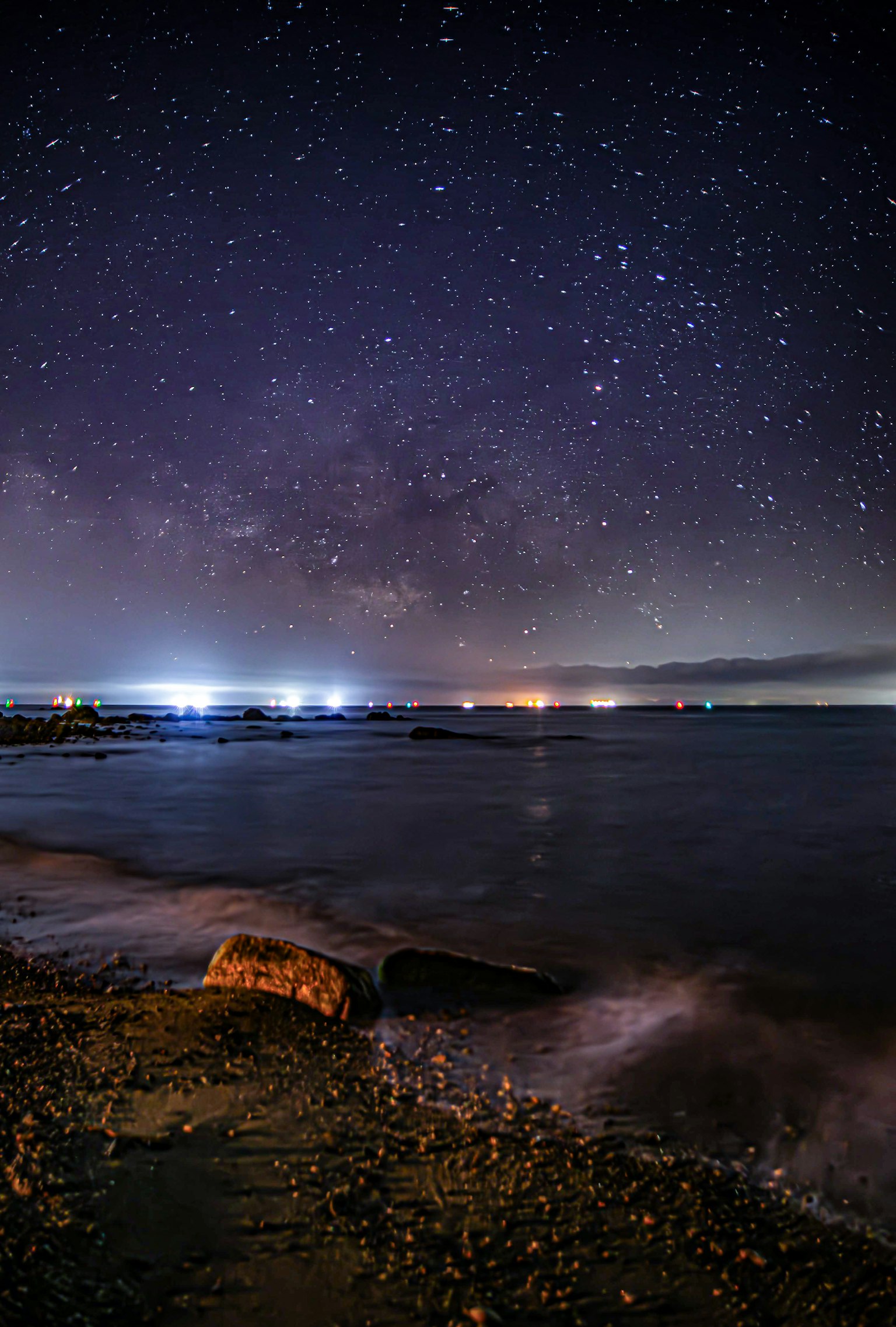 Langit malam berbintang di atas pemandangan pesisir
