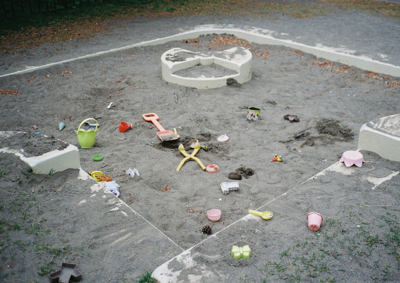 Area giochi con giocattoli e attrezzi sparsi