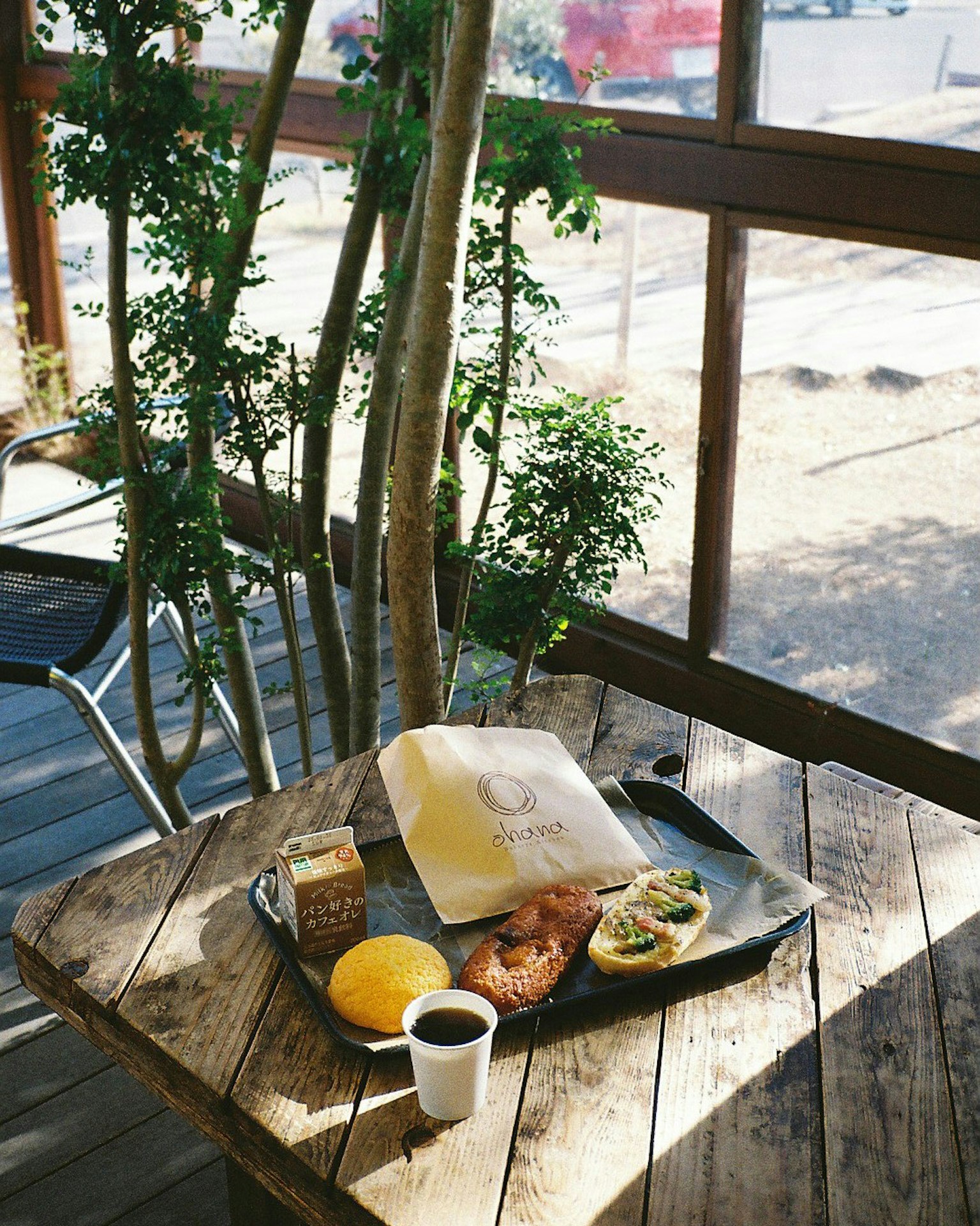 Un plateau de petit-déjeuner sur une table en bois avec du pain et des fruits Café et jus inclus