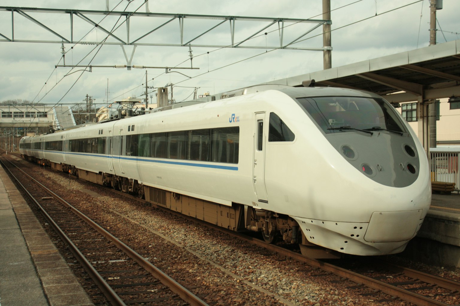 Hochgeschwindigkeitszug mit weißem Gehäuse am Bahnhof geparkt