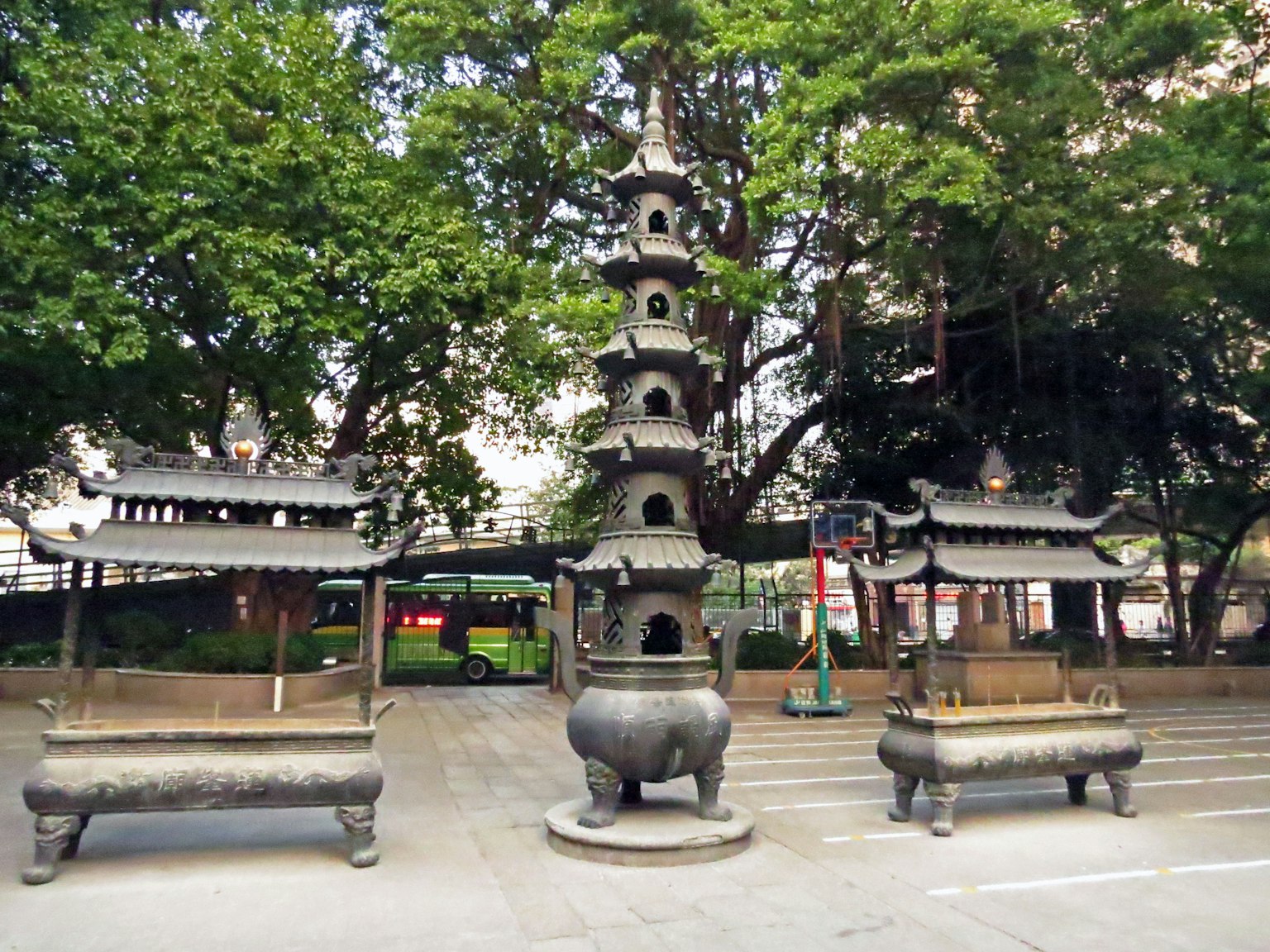 Hai lư hương truyền thống Trung Quốc và một bức tượng chùa trong công viên