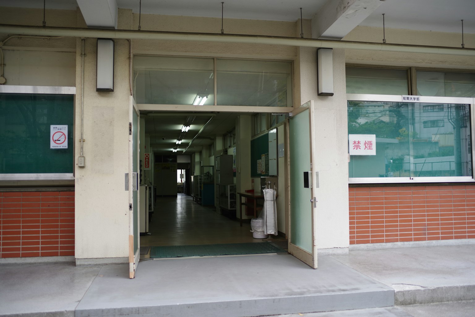 Foto di un corridoio con un ingresso visibile di un edificio