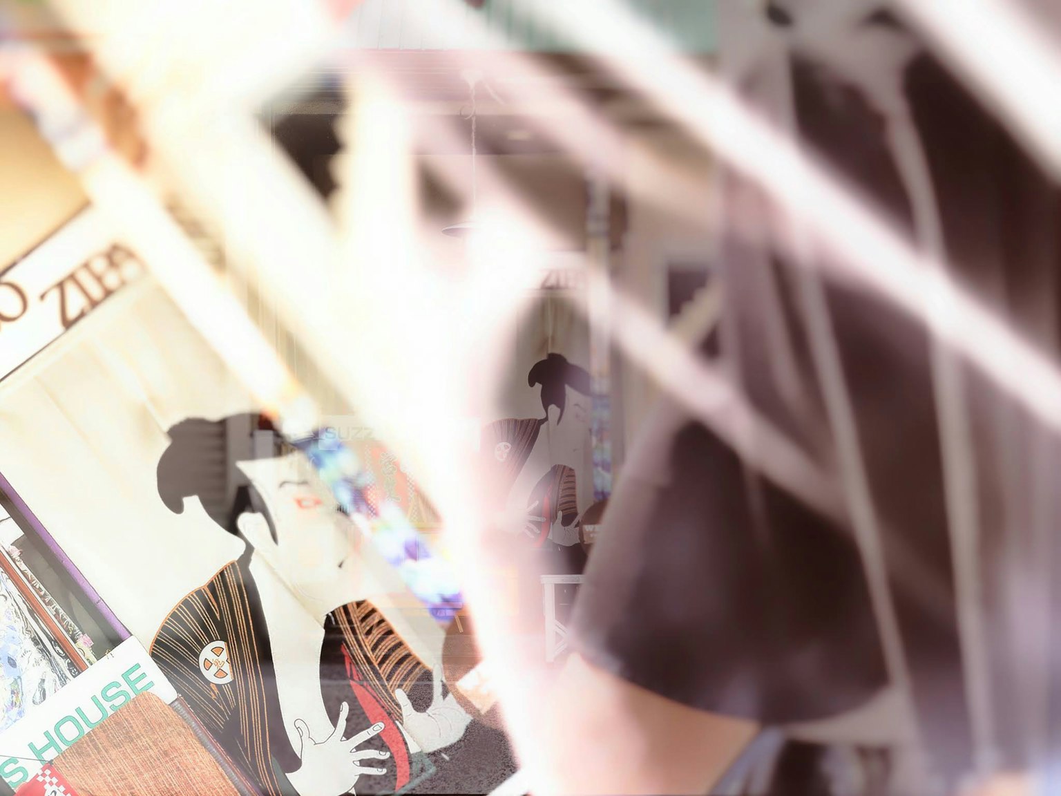 Intérieur avec une affiche d'art japonais traditionnel et la silhouette d'une personne