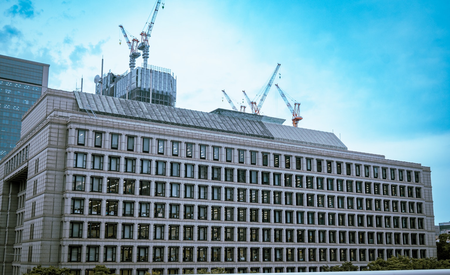 Cantiere con gru visibili su un edificio moderno