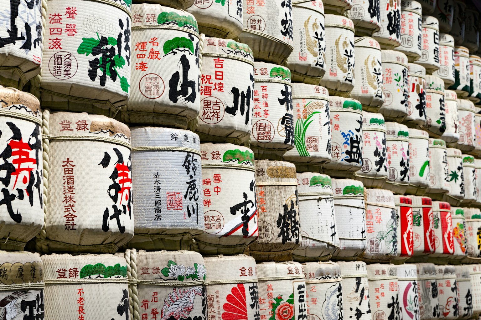 Une belle disposition de fûts de saké montrant des designs et de la calligraphie japonais traditionnels