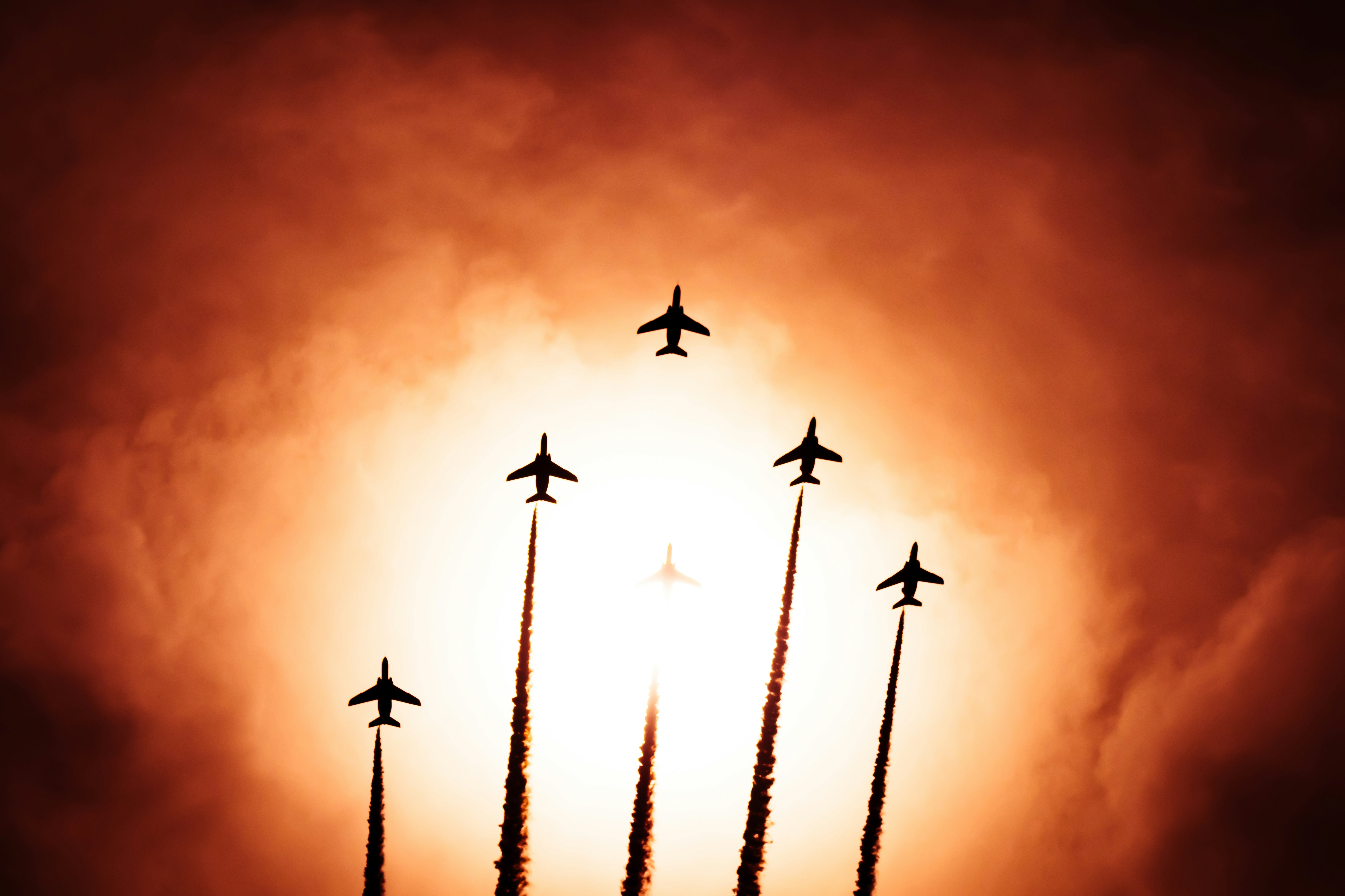 夕空にそびえる複数の旗竿