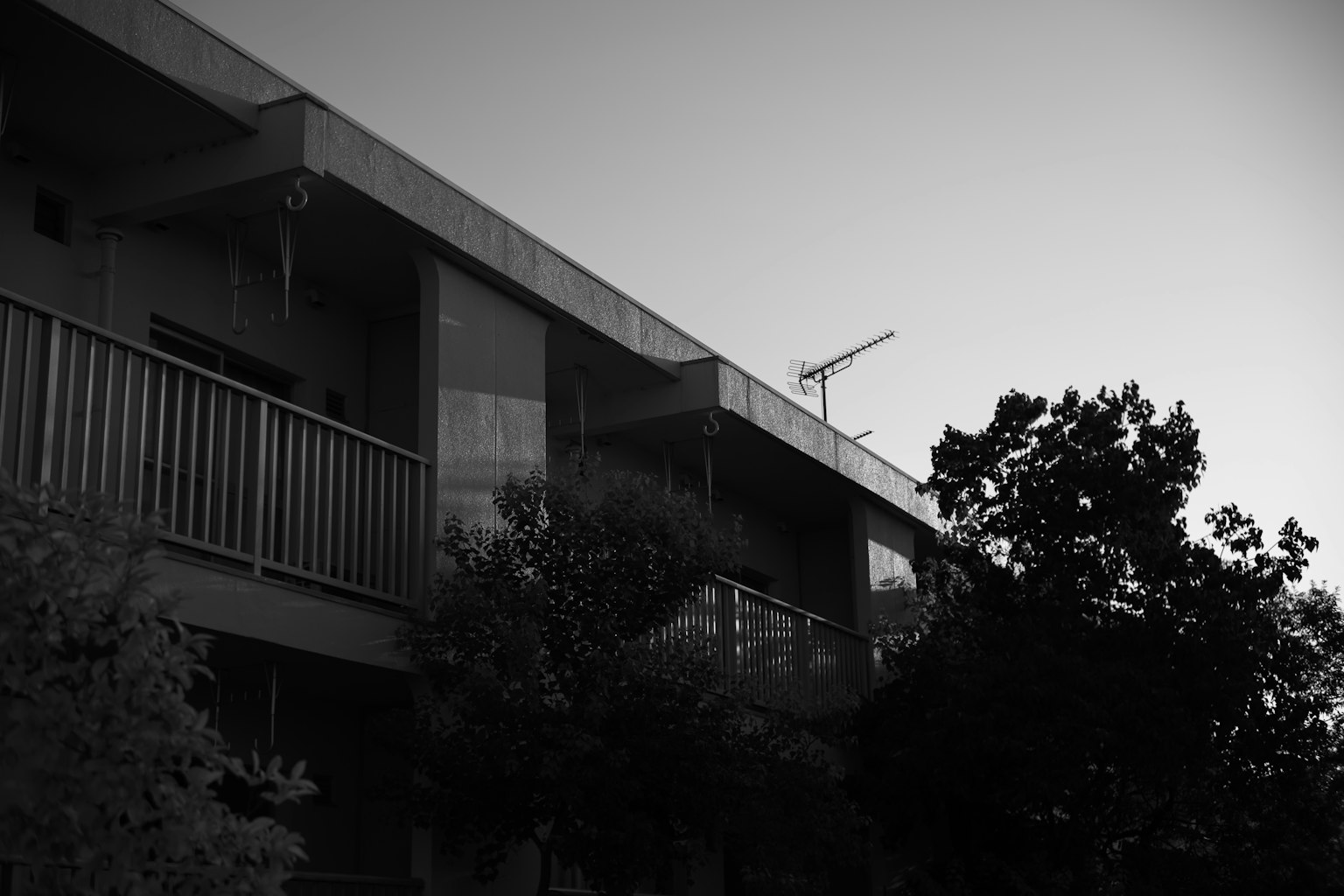 黑白建築外觀和陽台細節