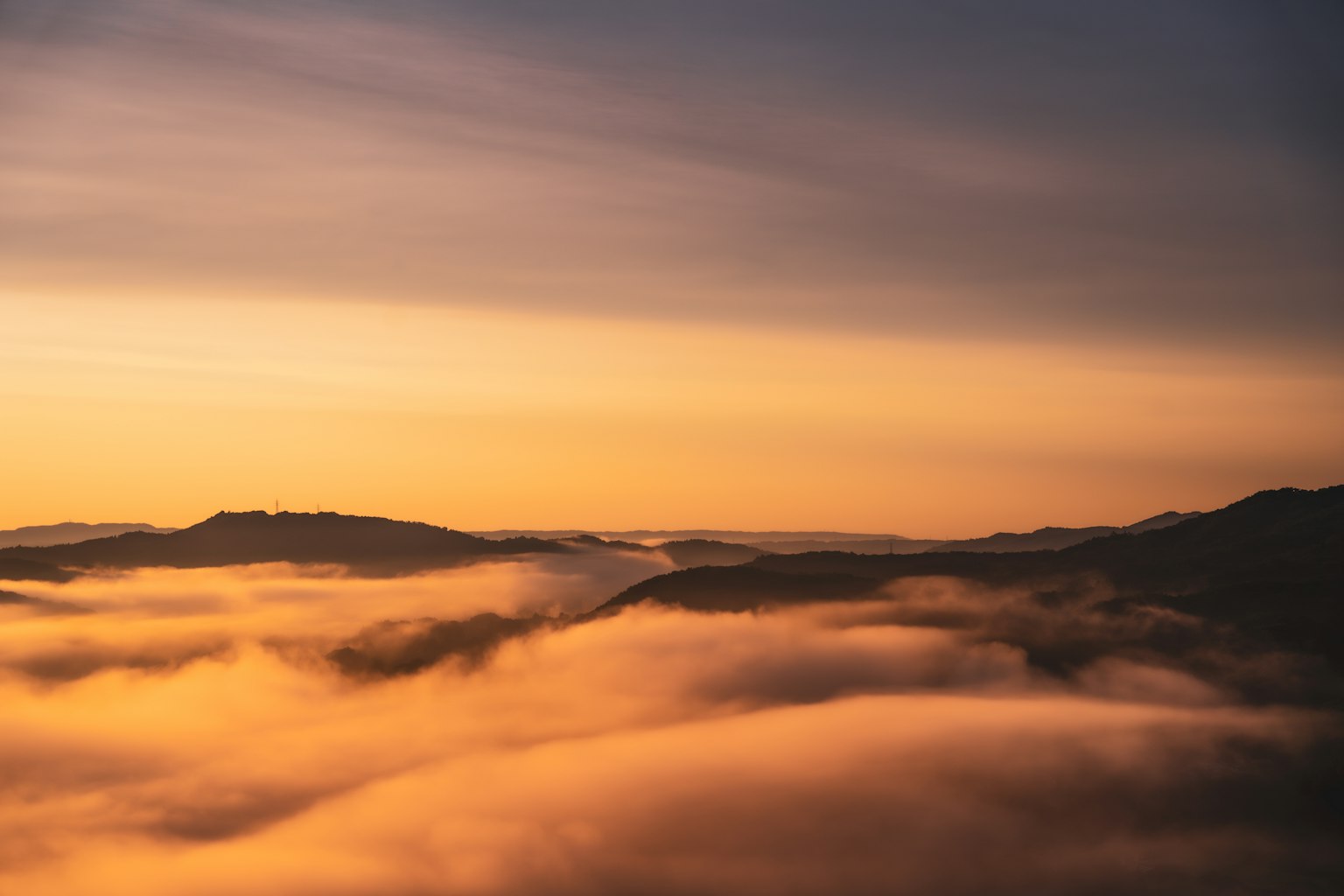 Pemandangan pegunungan dengan langit senja dan awan