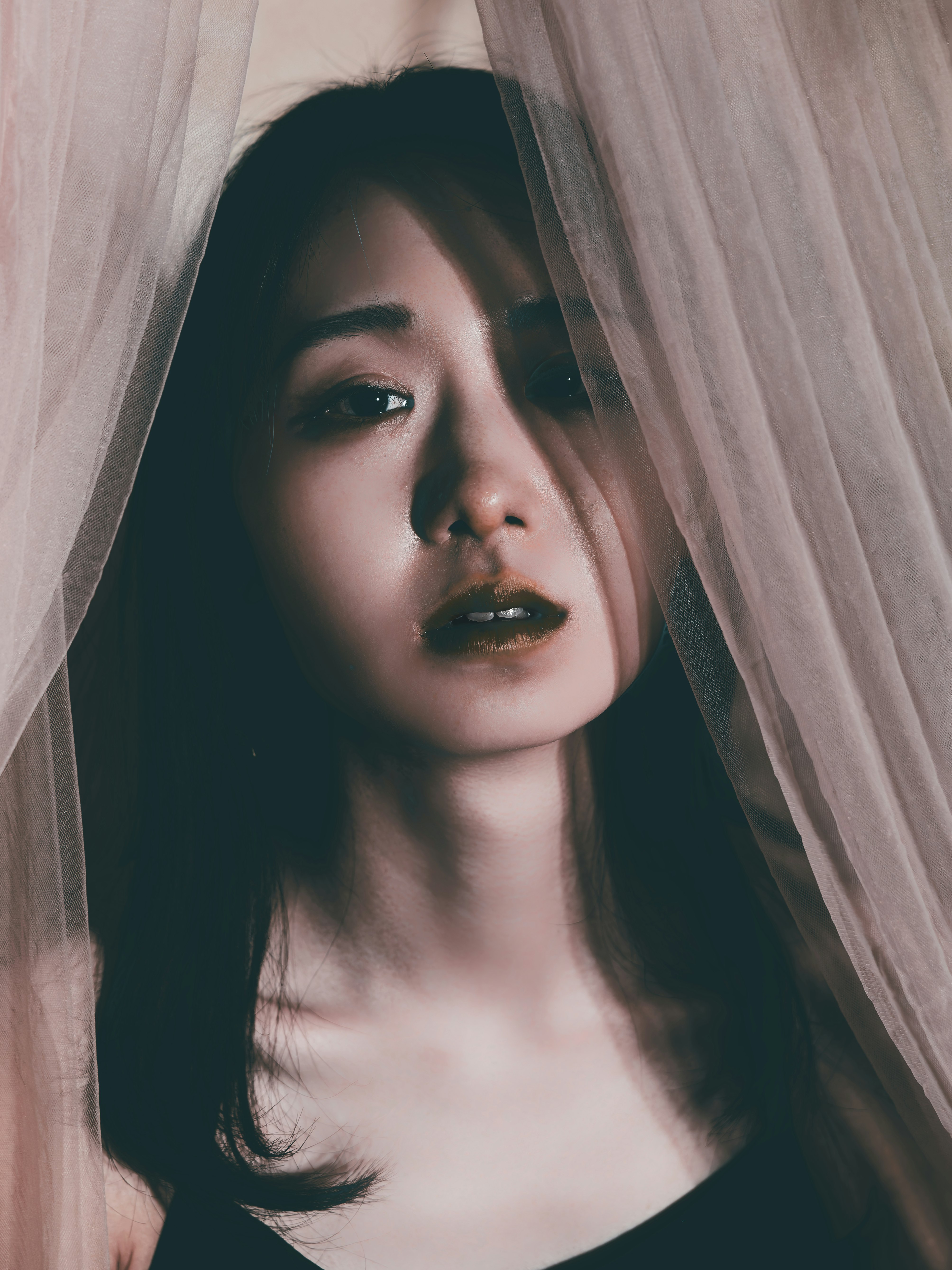 후드 천 아래에서 보이는 여성의 포트레이트
