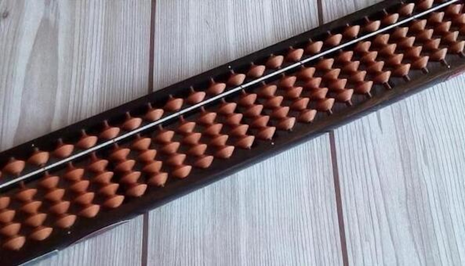 传统算盘的图像排列着不同颜色的珠子
