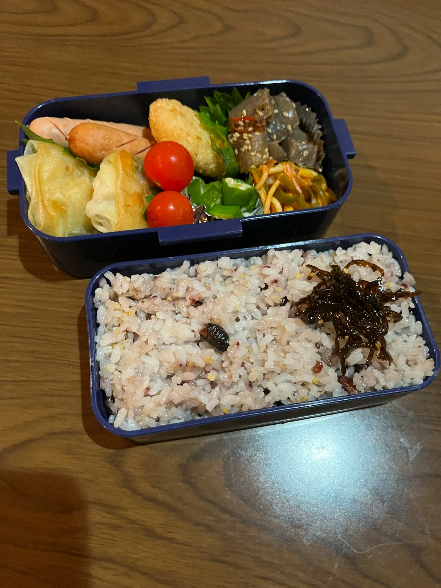 色彩繽紛的便當盒裝滿各種菜餚和米飯