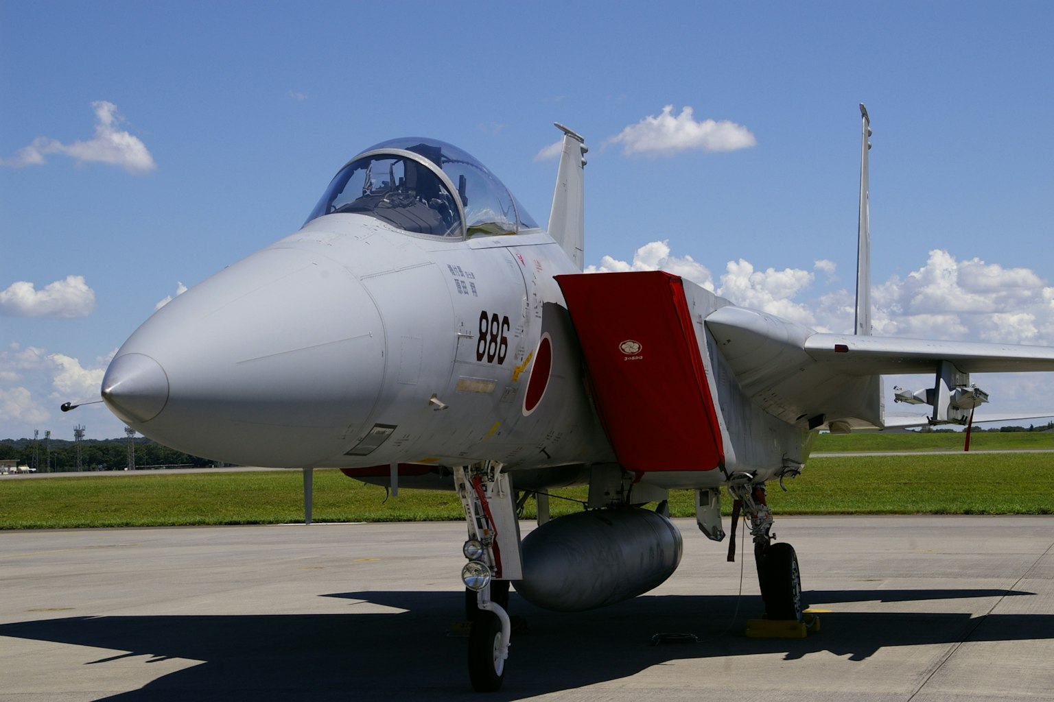 Un jet de chasse sur la piste sous un ciel bleu clair