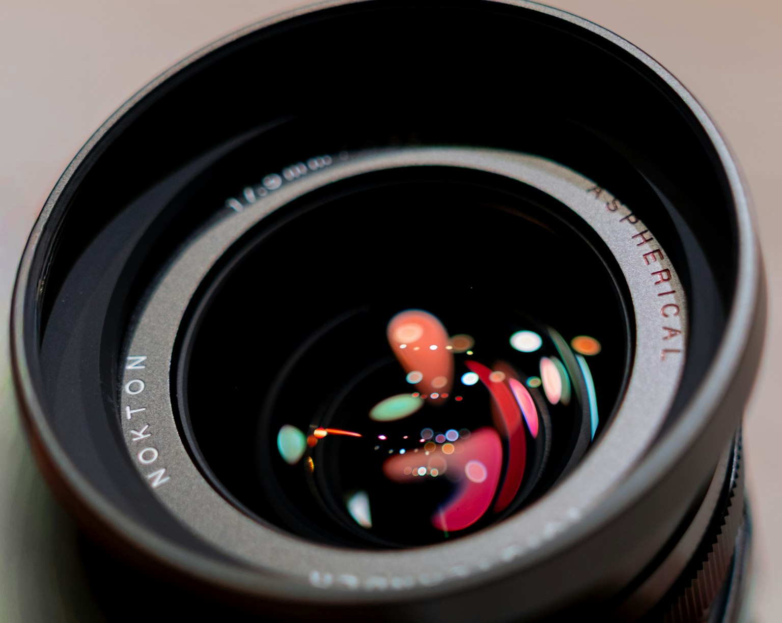 カメラレンズの内部の詳細な画像 色と光の反射が見える