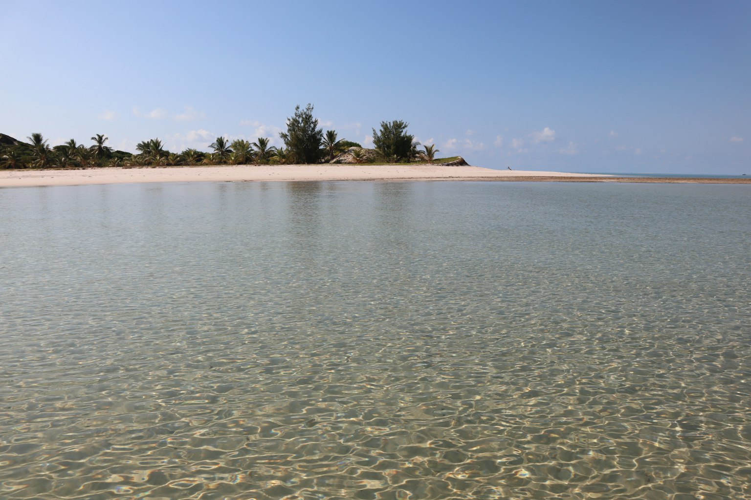 寧靜的海灘場景，清澈的水和沙灘