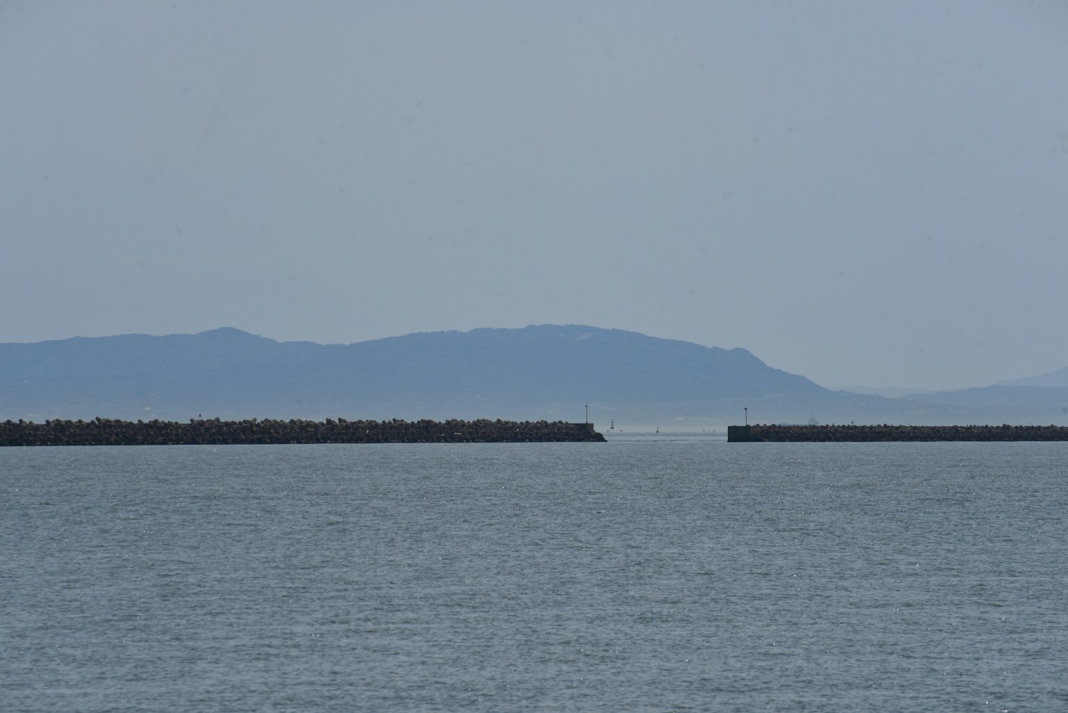 Ruhige Landschaft mit blauem Meer und fernen Bergen