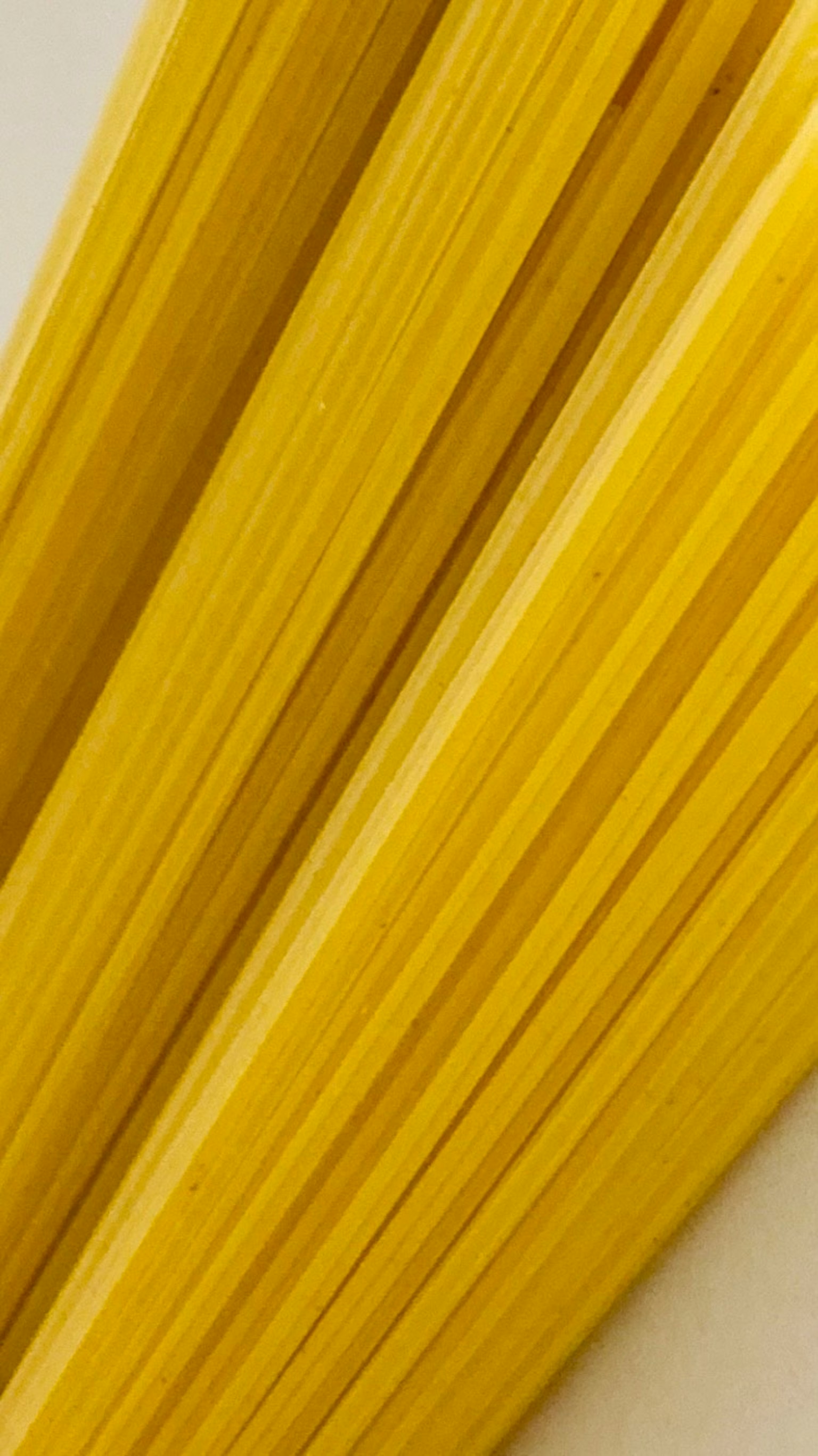 Un faisceau de spaghetti jaunes disposés en diagonale