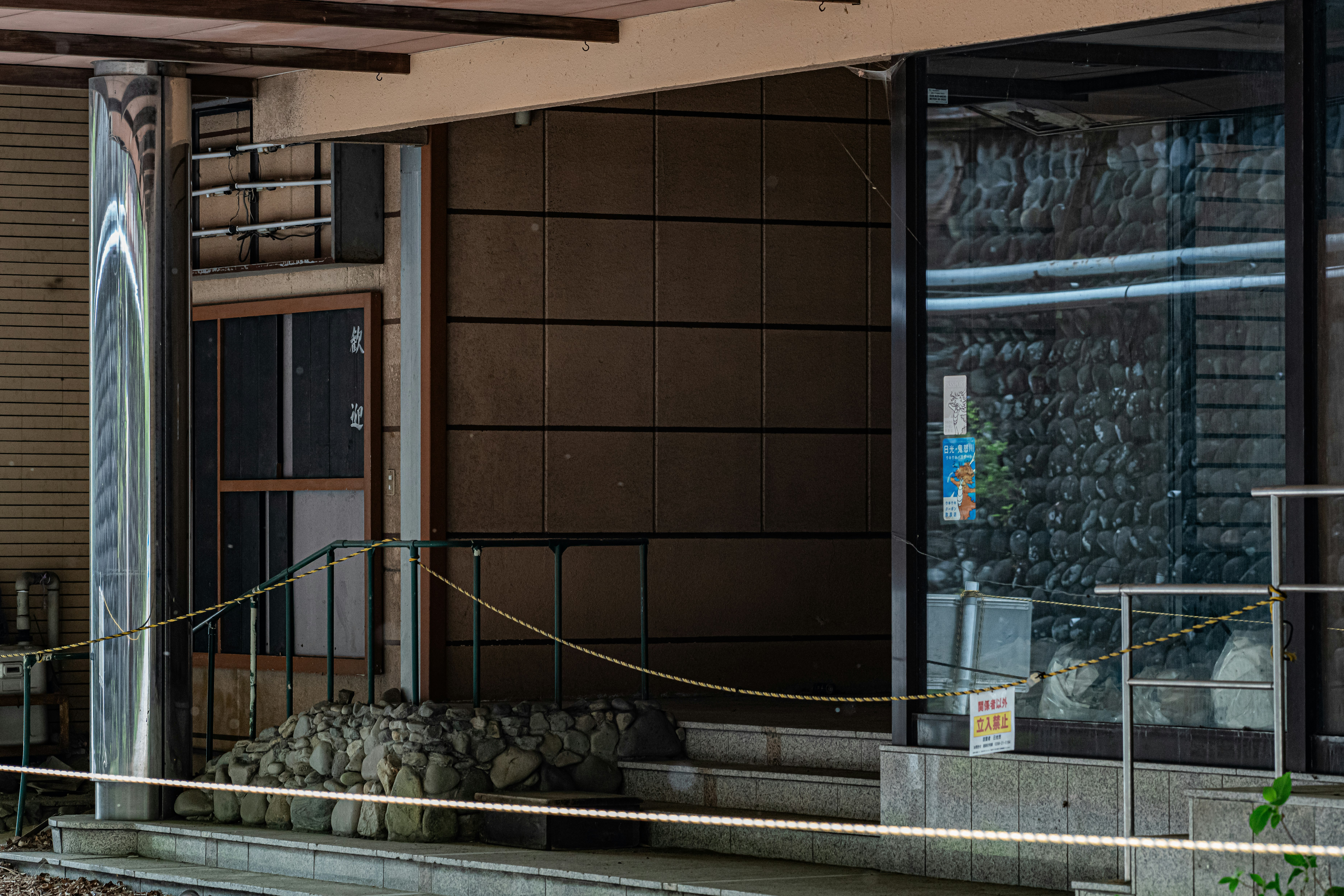 石積みの壁と金属柵のある建物の入口付近