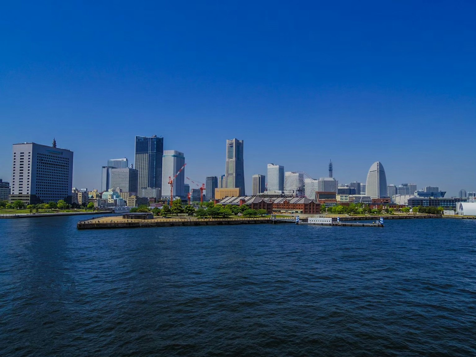 Skyline de Yokohama avec des gratte-ciel et un ciel bleu clair
