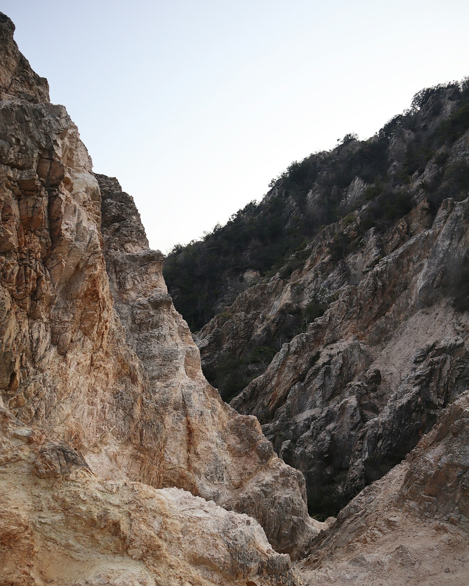 Formazioni rocciose circondate da dirupi montani ripidi