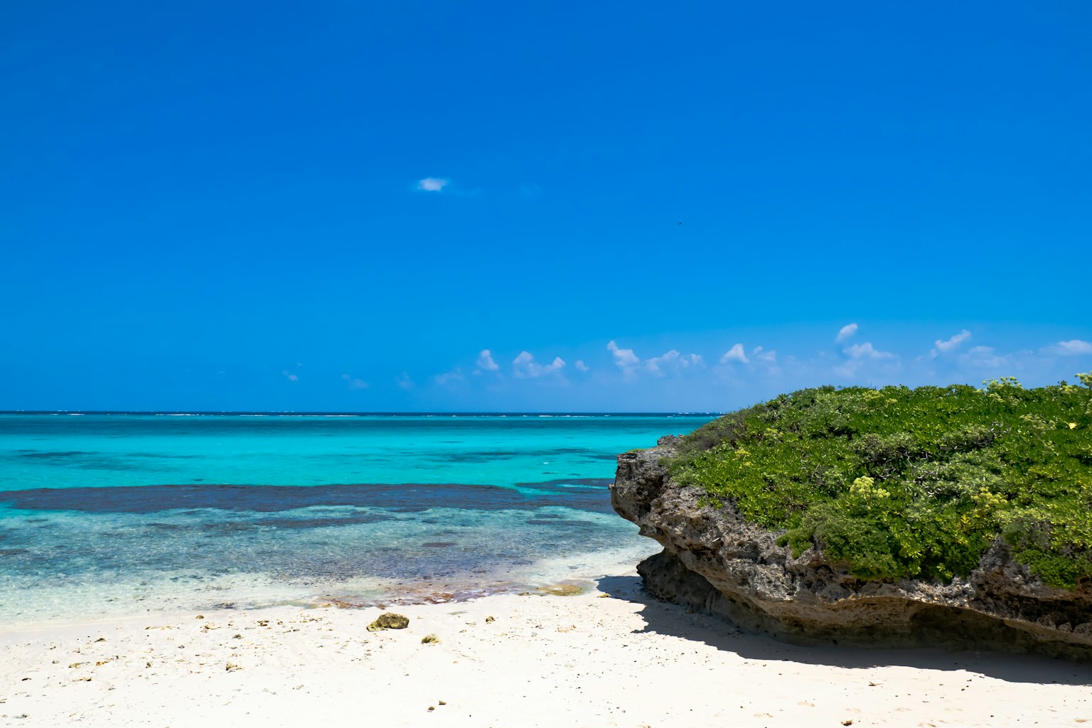 Hermoso paisaje de playa con océano azul y arena blanca