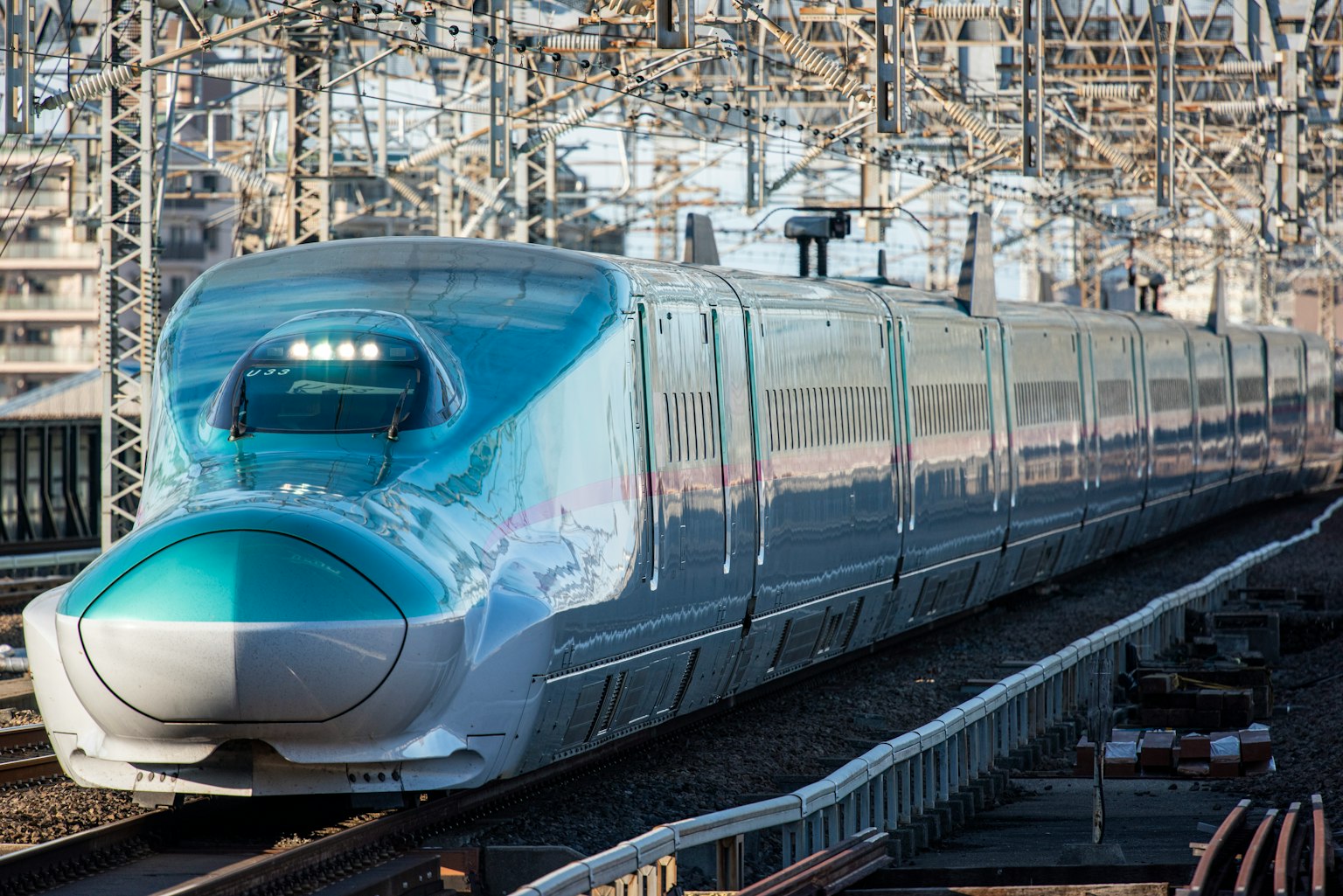ภาพรถไฟชินคันเซนวิ่งอยู่บนราง