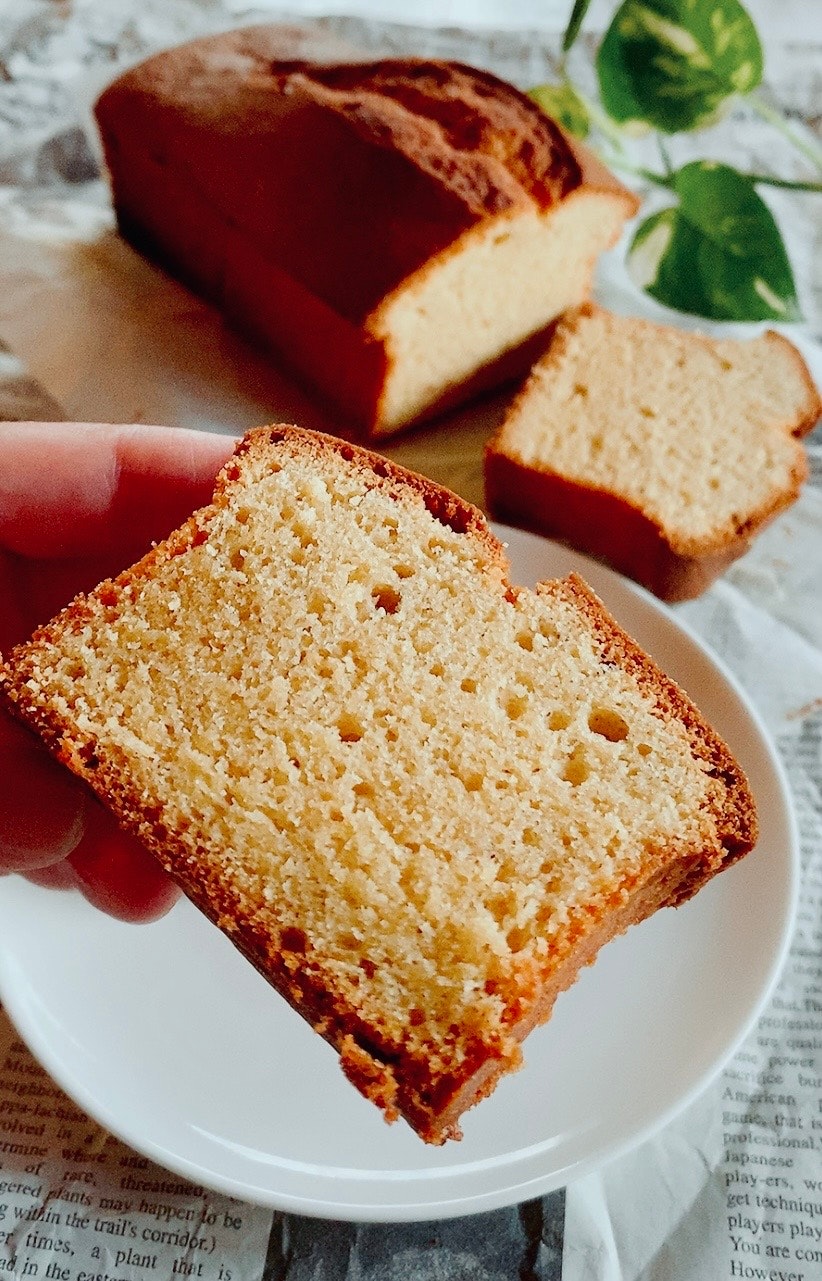 手作りのパウンドケーキを手に取って食べるブレイクタイムの一皿