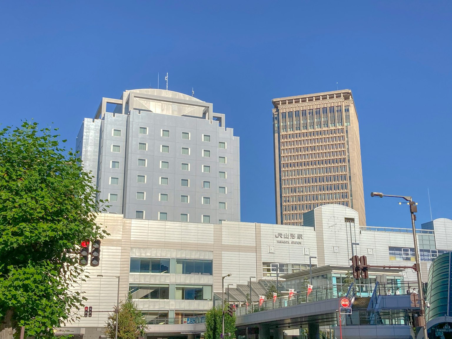 現代建築和商業設施在晴朗的藍天下