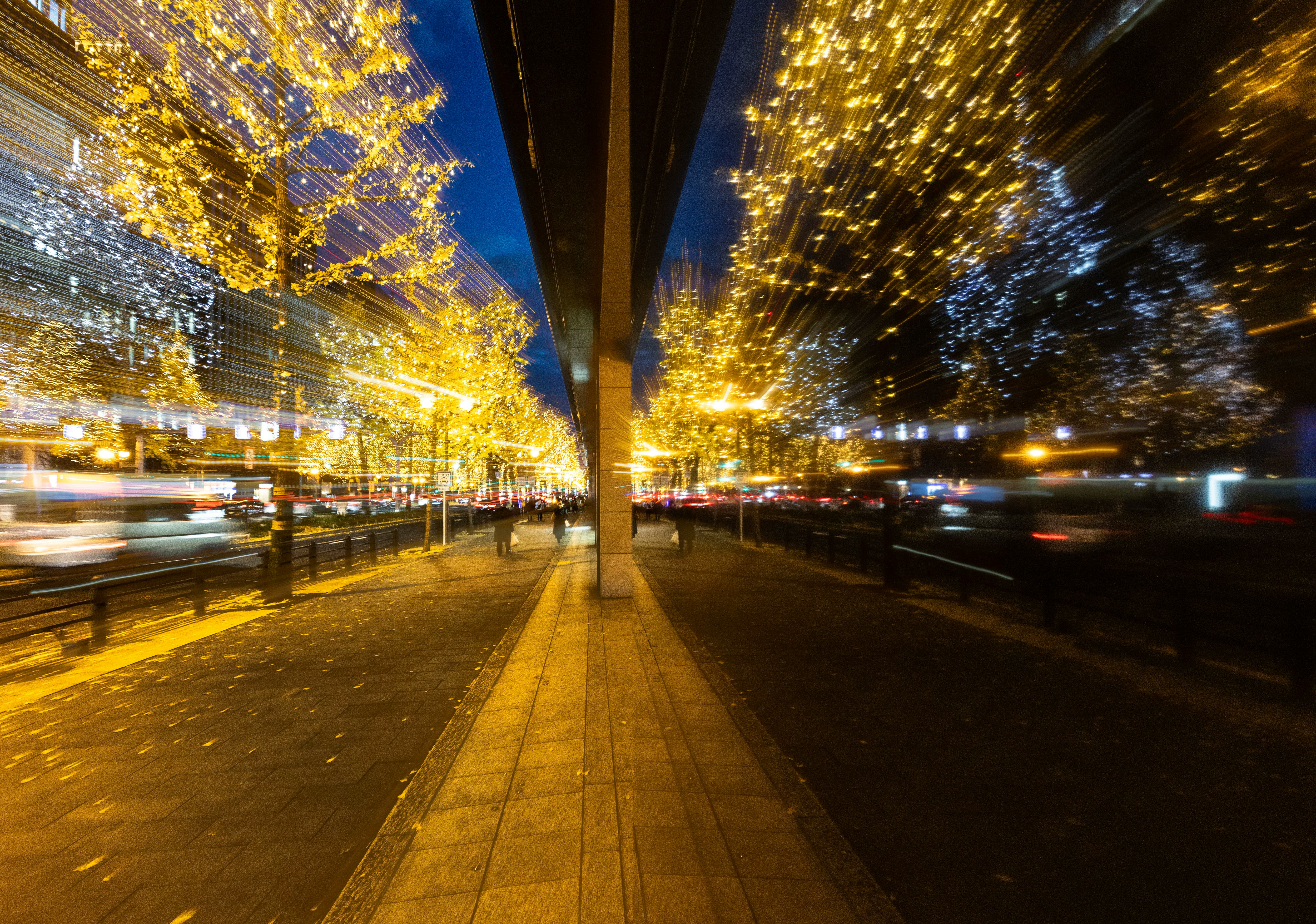 reflets sur une rue de nuit avec des lumières d’illumination en cascade