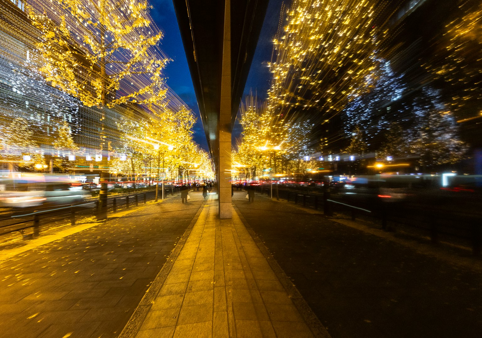 夜间灯光照亮的城市街道与模糊的交通