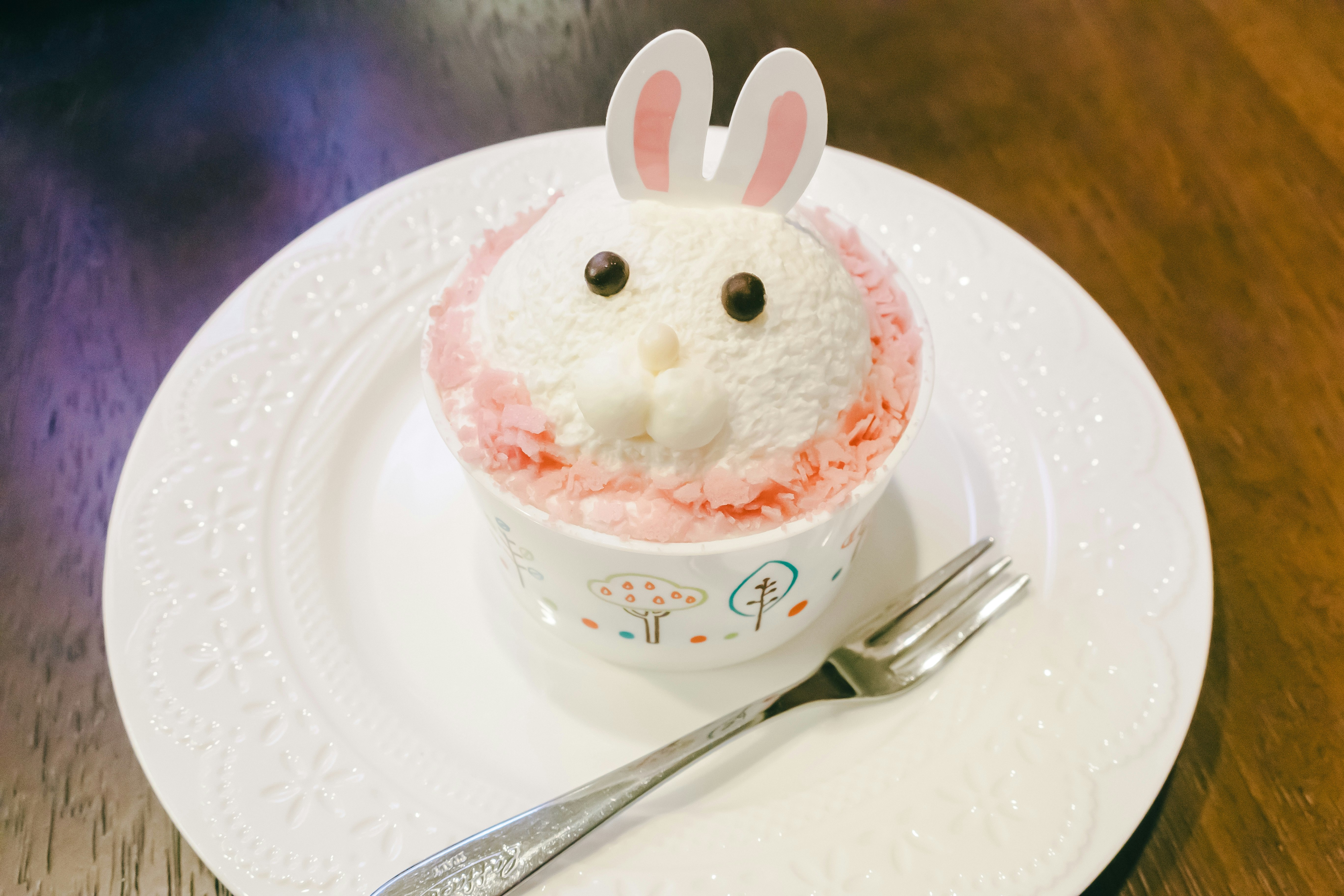 うさぎのショートケーキがのった白い皿