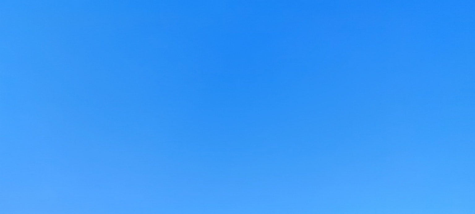 广阔的清澈蓝天