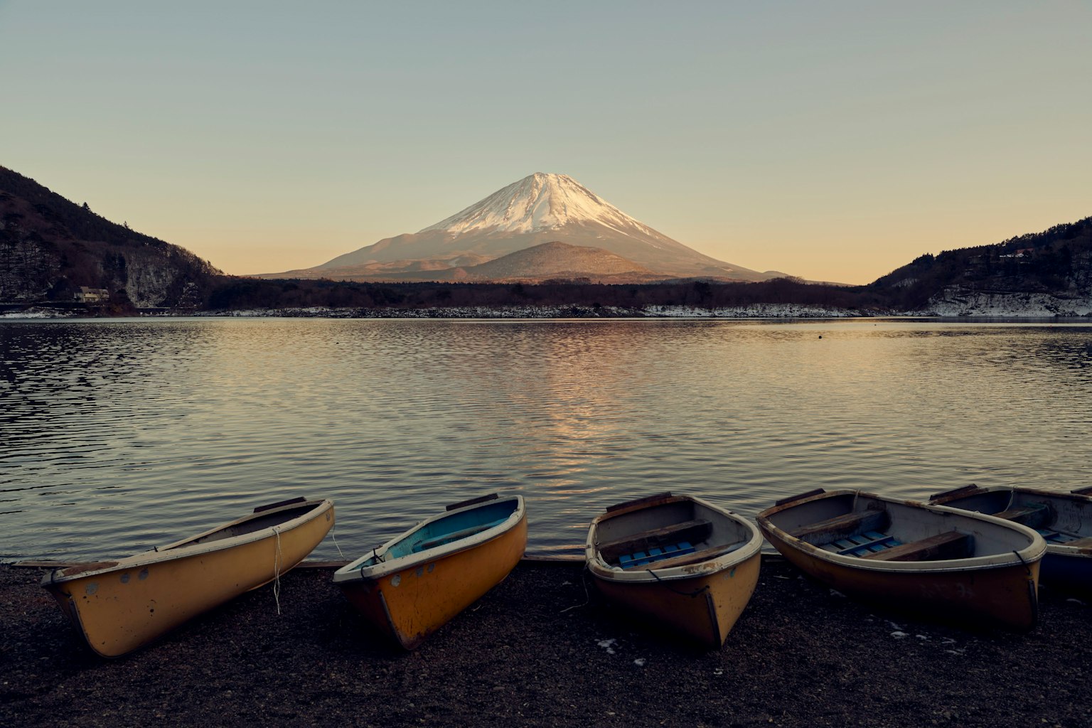 富士山的美麗景色和寧靜湖邊的小船