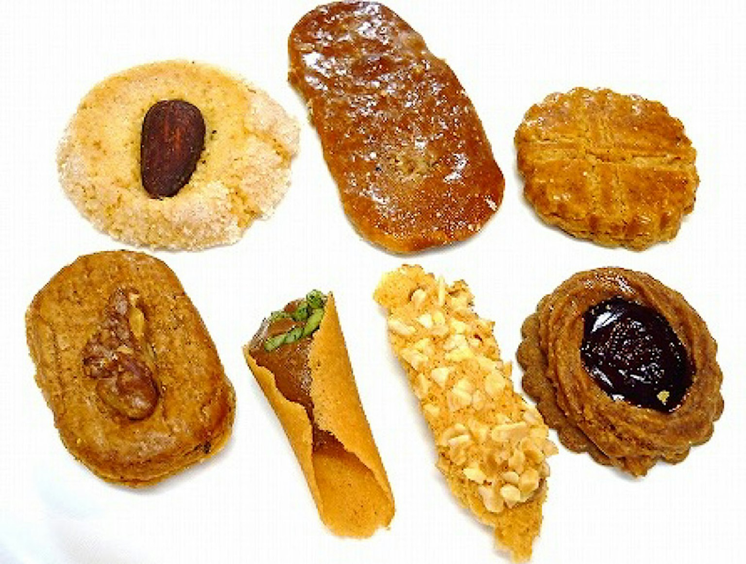 Beragam kue tradisional disusun di atas piring putih