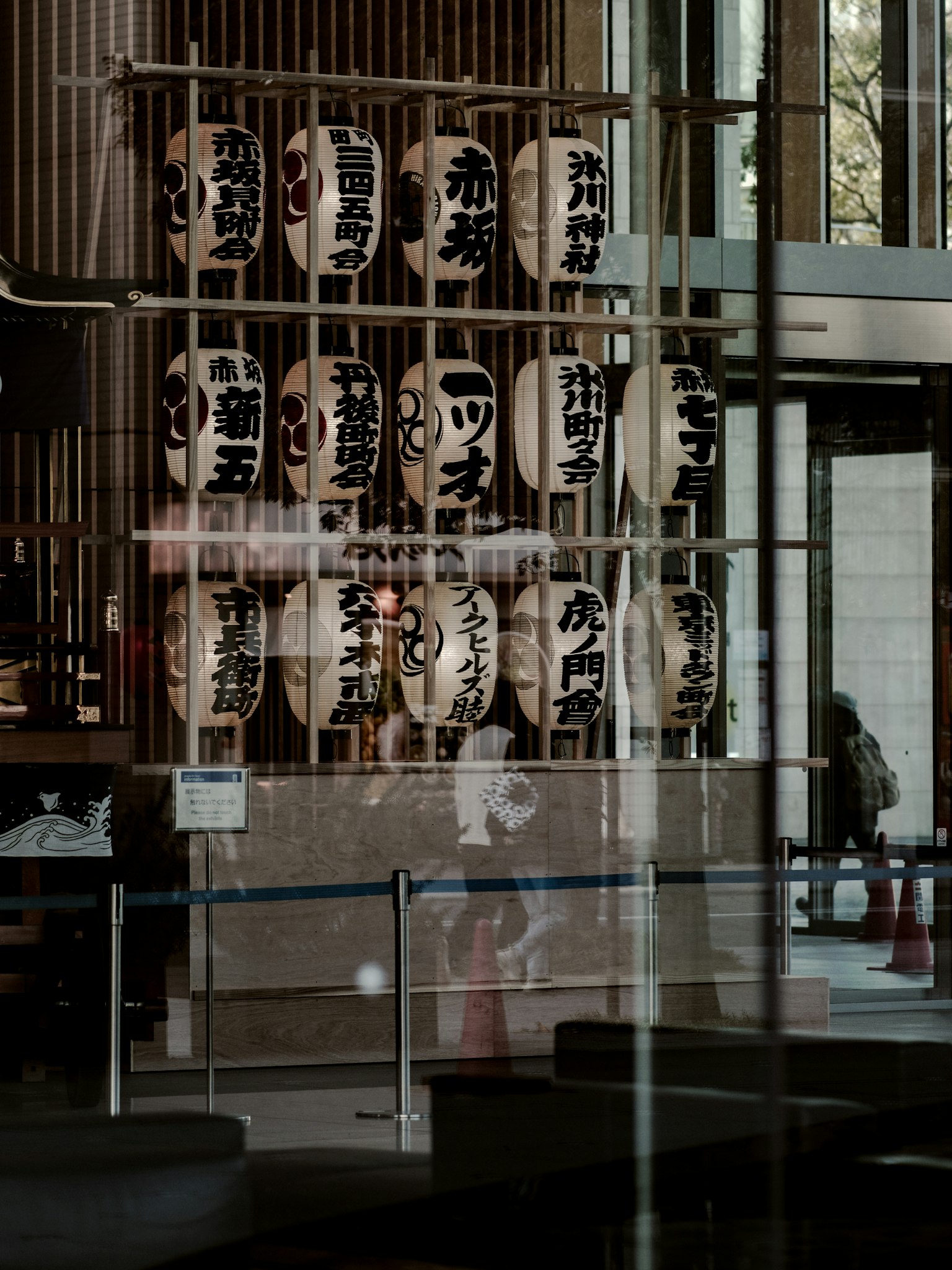 Interior restoran Jepang dengan lentera tergantung