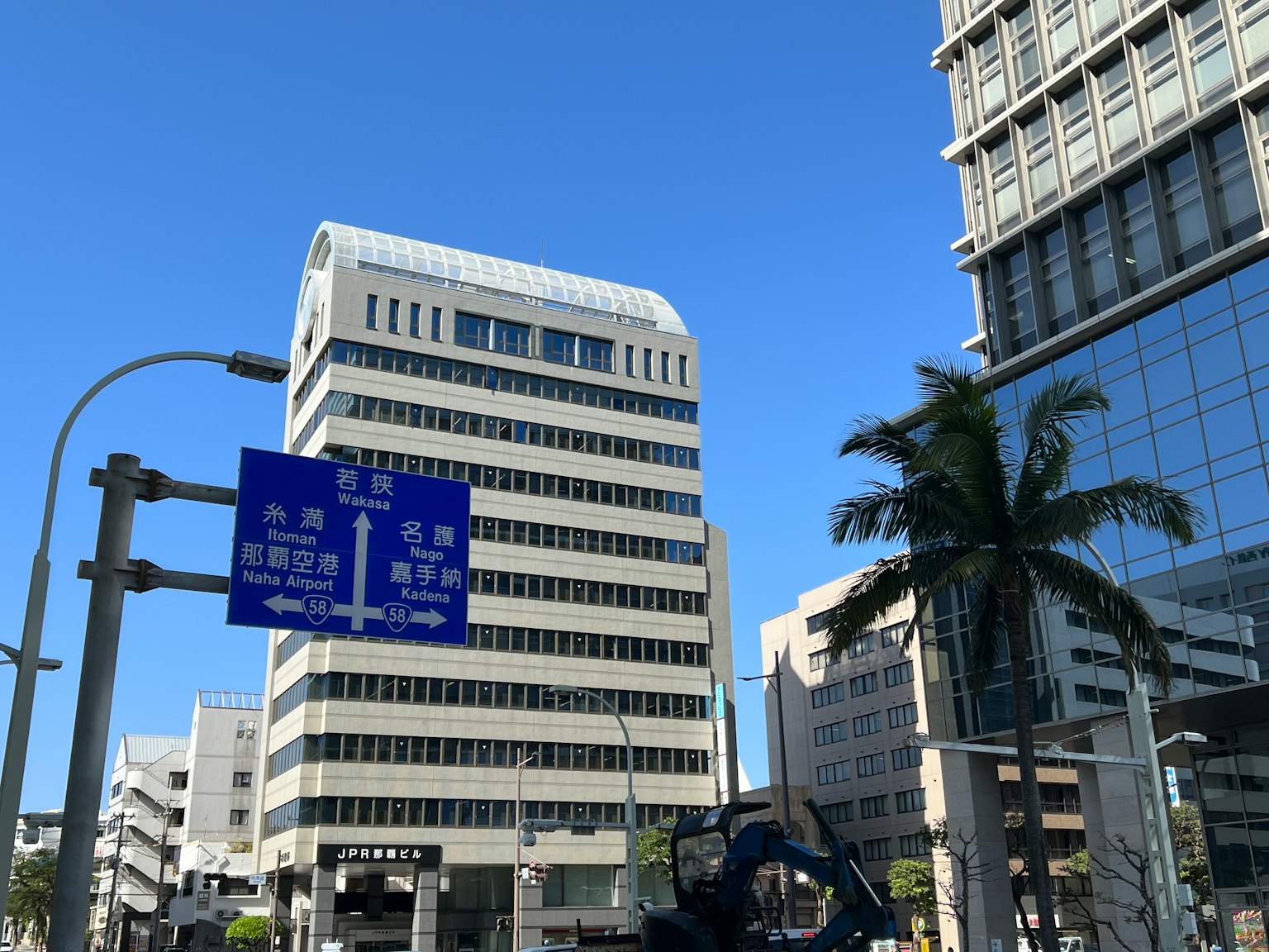 城市風景，摩天大樓和藍天，街道標誌