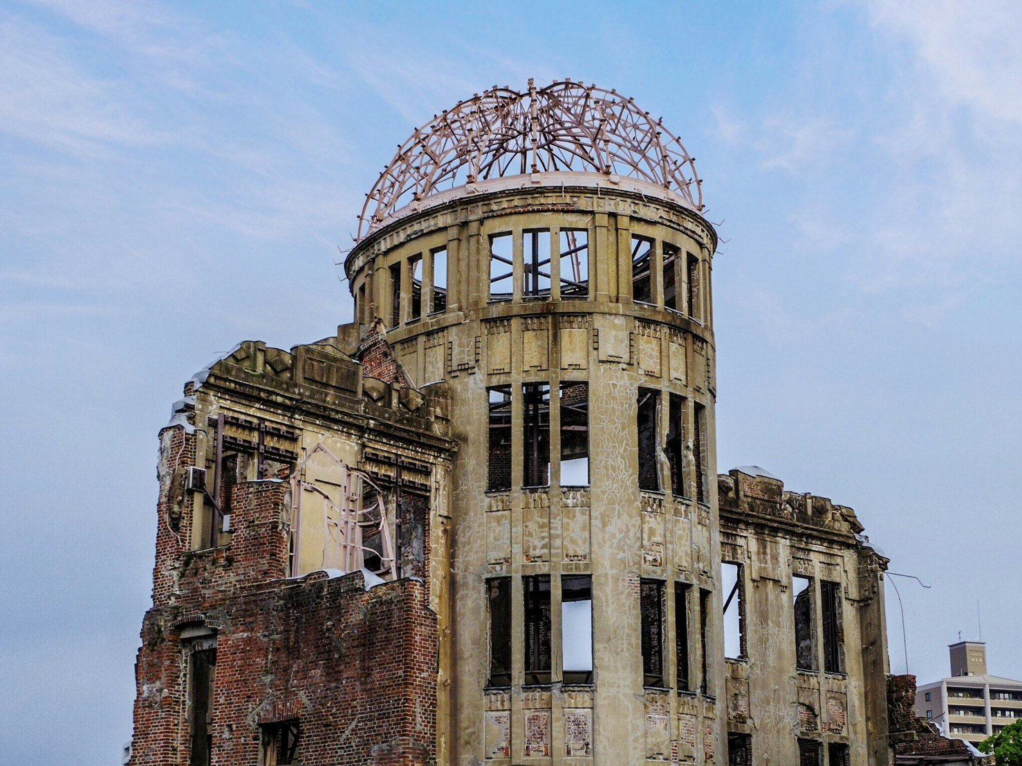 exterior de un edificio con cúpula en ruinas